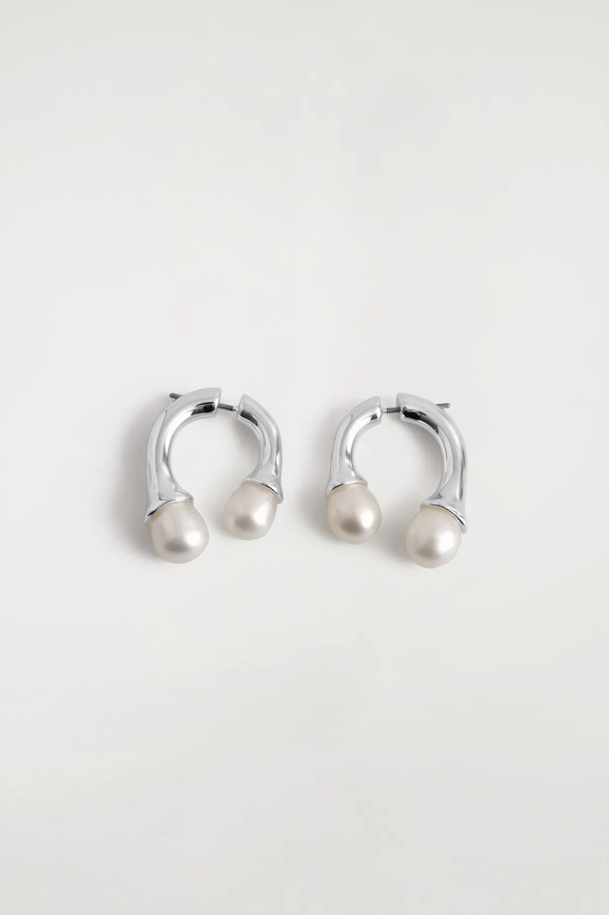 ARCHED FRESHWATER PEARL EARRINGS