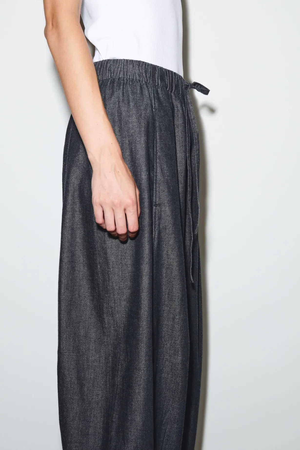BARREL-LEG DENIM DRAWSTRING PANTS