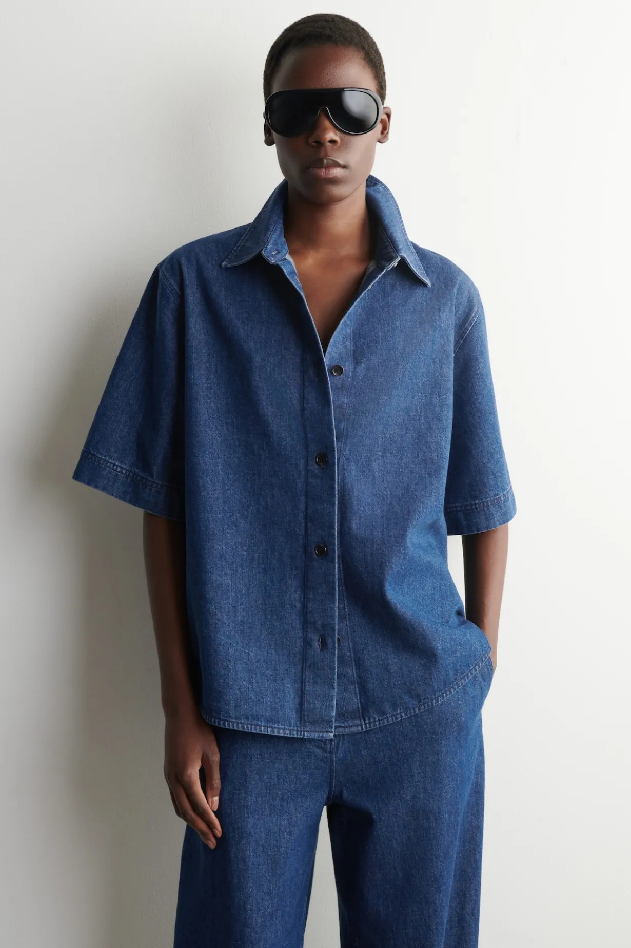 BOXY SHORT-SLEEVED DENIM SHIRT