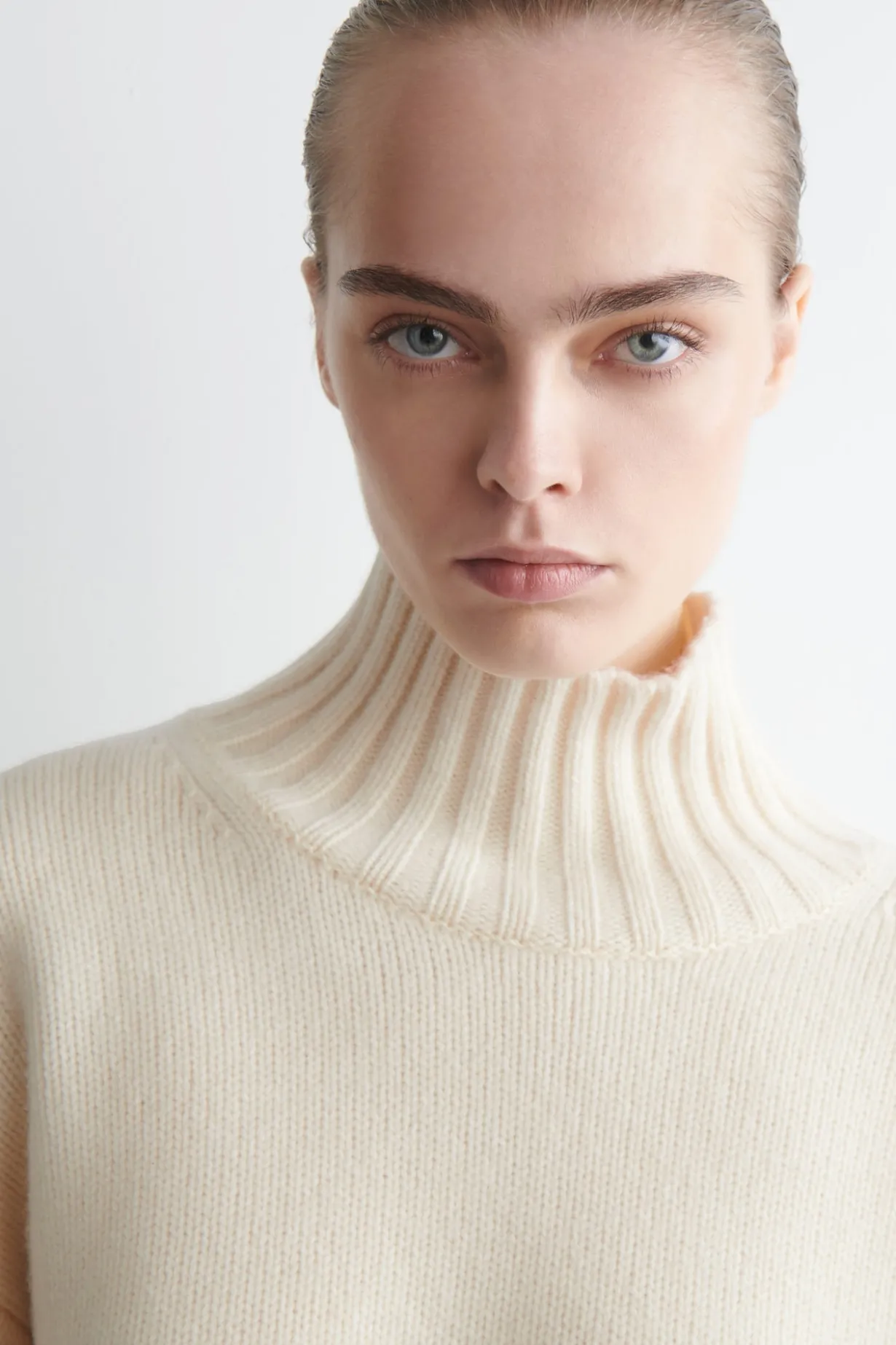 CHUNKY CASHMERE MOCK-NECK SWEATER