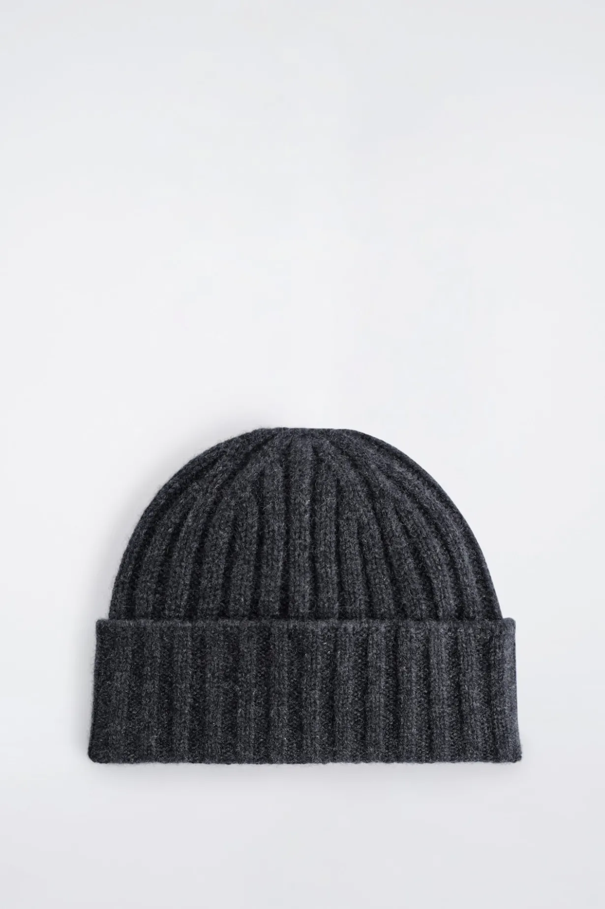 CHUNKY RIBBED CASHMERE BEANIE