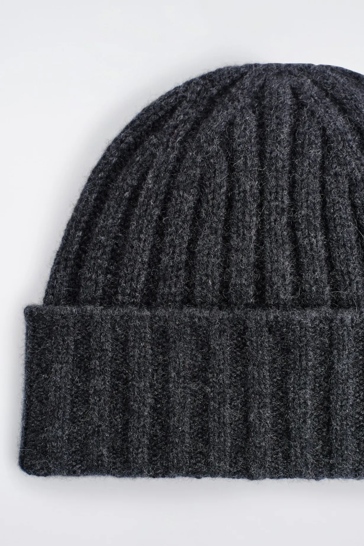 CHUNKY RIBBED CASHMERE BEANIE