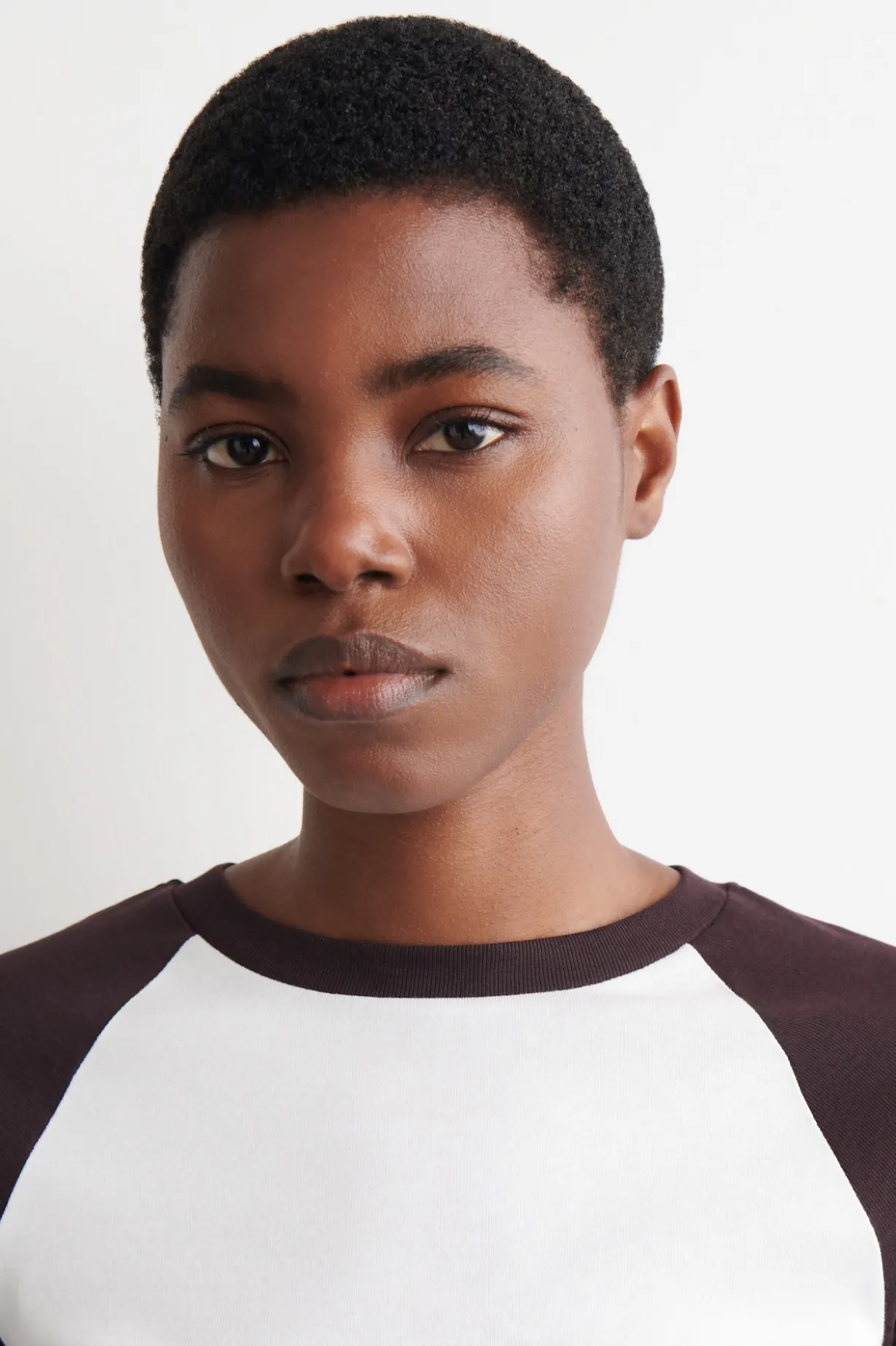 CONTRAST-SLEEVE T-SHIRT