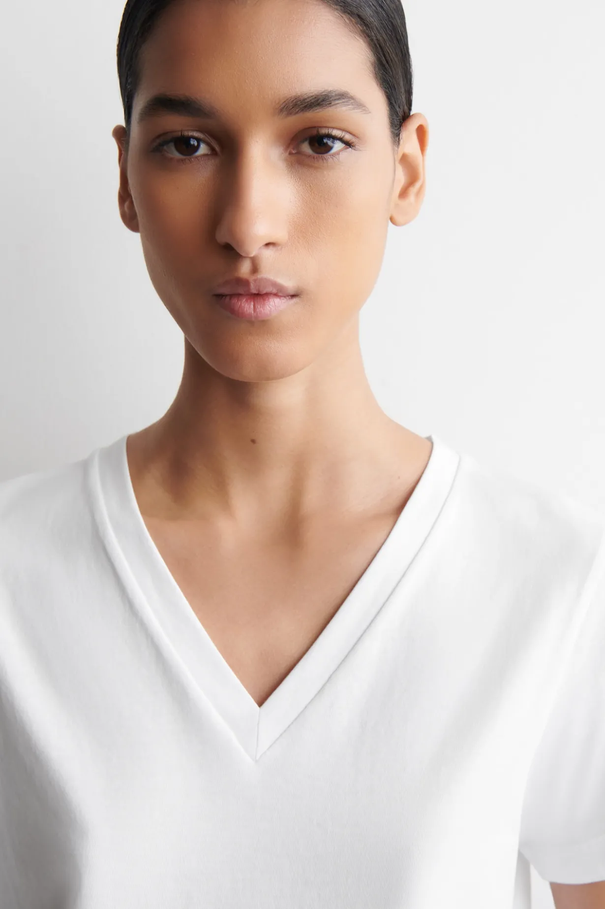 COTTON V-NECK T-SHIRT