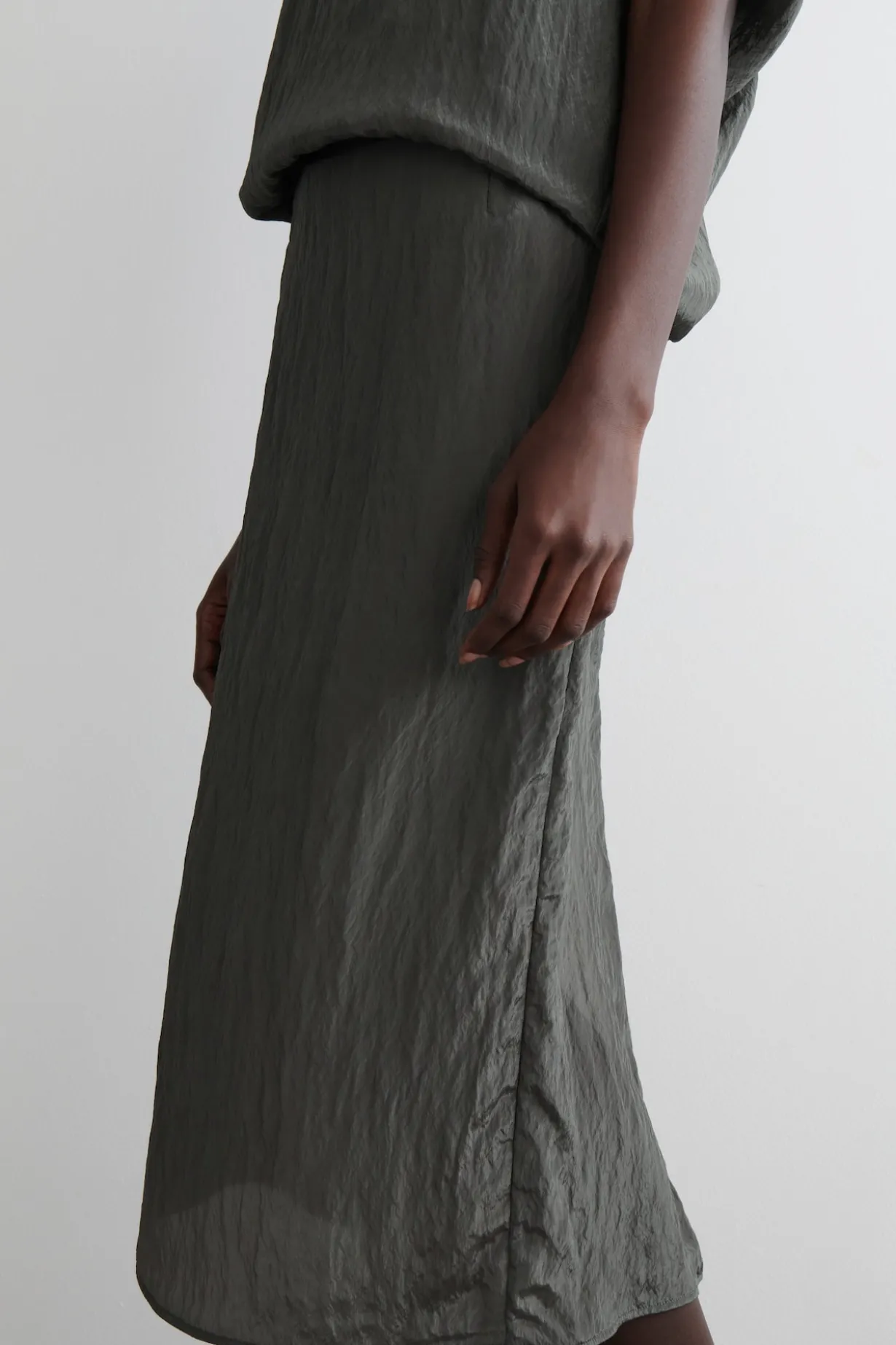 CRINKLED-SATIN PENCIL SKIRT