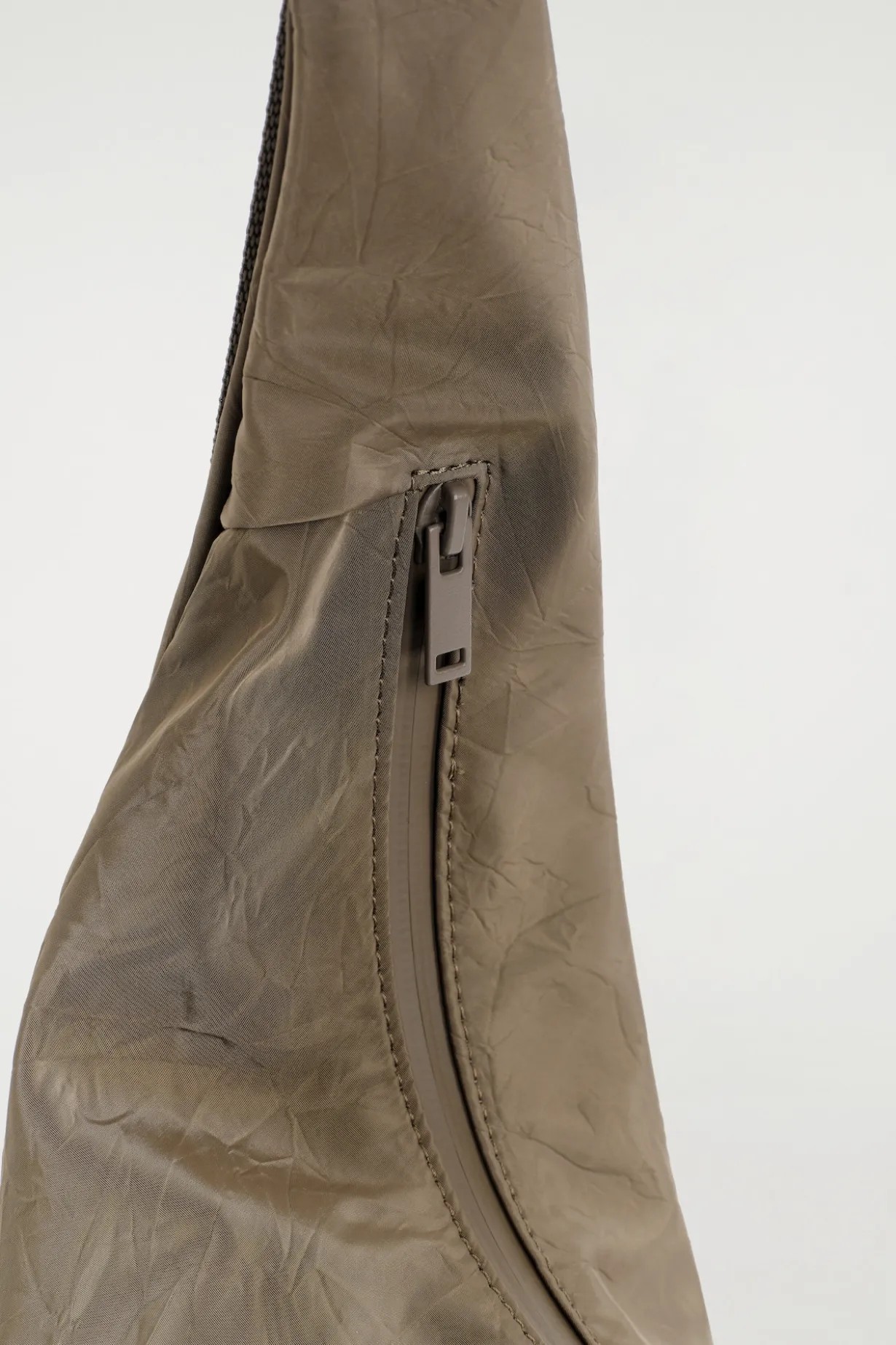 CURVED CROSSBODY BAG - CRINKLED-SHELL