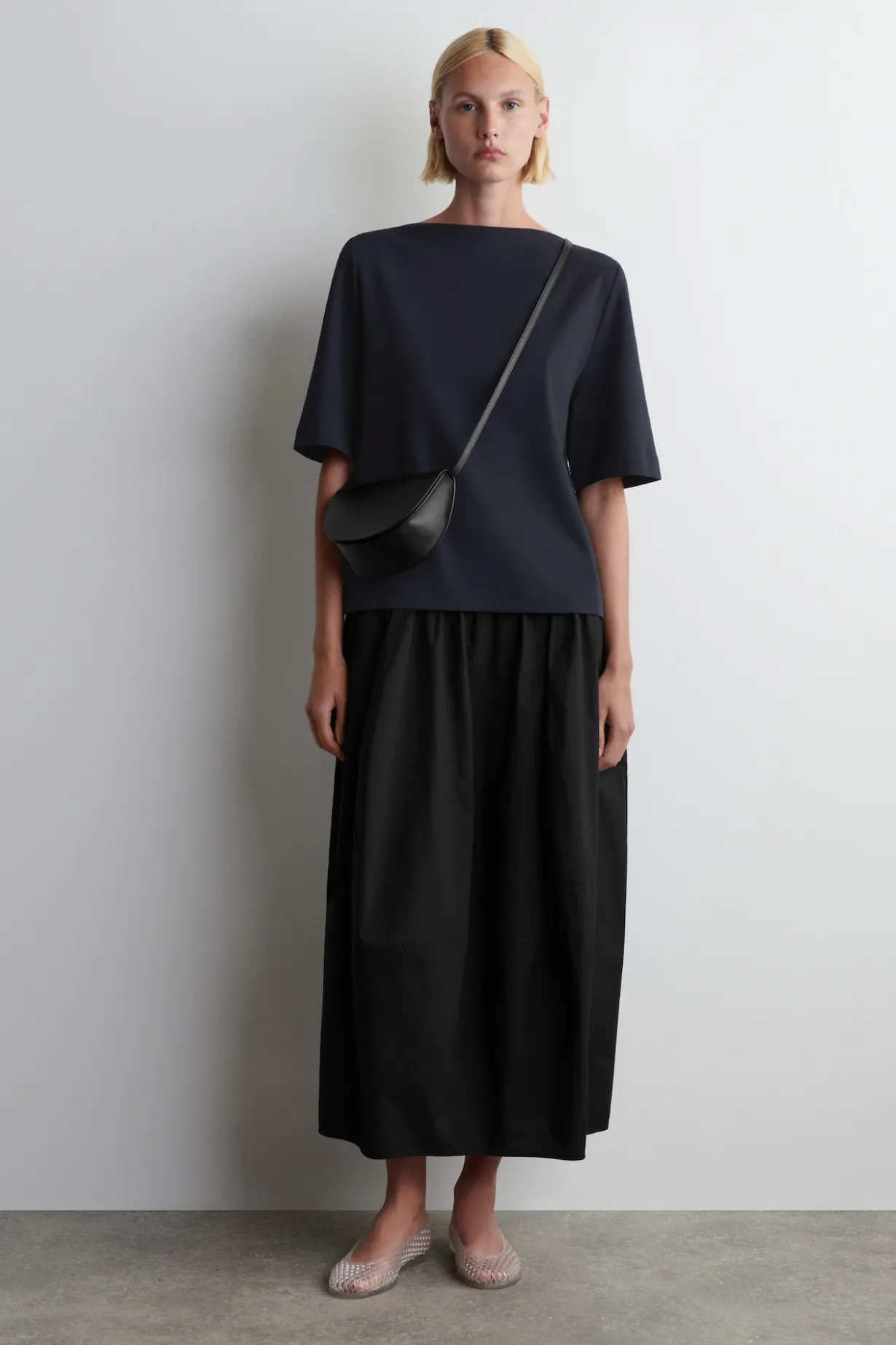 CURVED CROSSBODY BAG - LEATHER