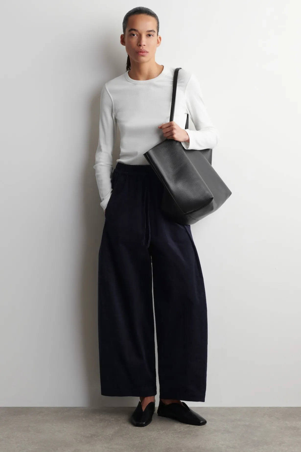 ELASTICATED CORDUROY BARREL-LEG PANTS