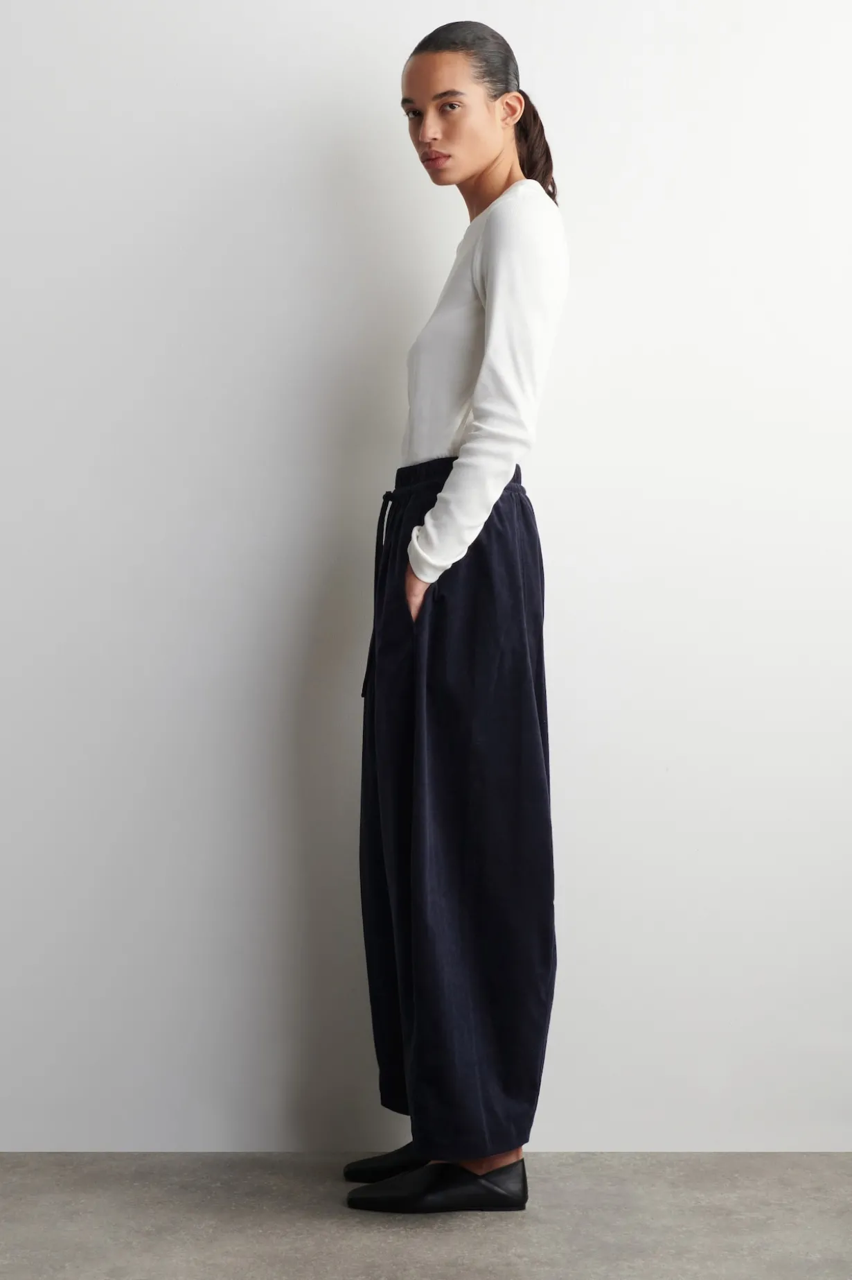 ELASTICATED CORDUROY BARREL-LEG PANTS