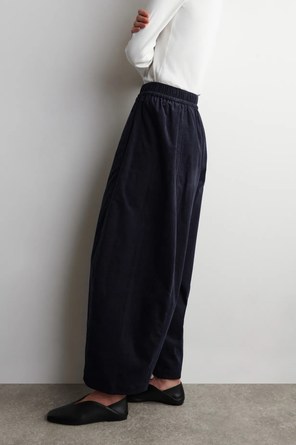 ELASTICATED CORDUROY BARREL-LEG PANTS