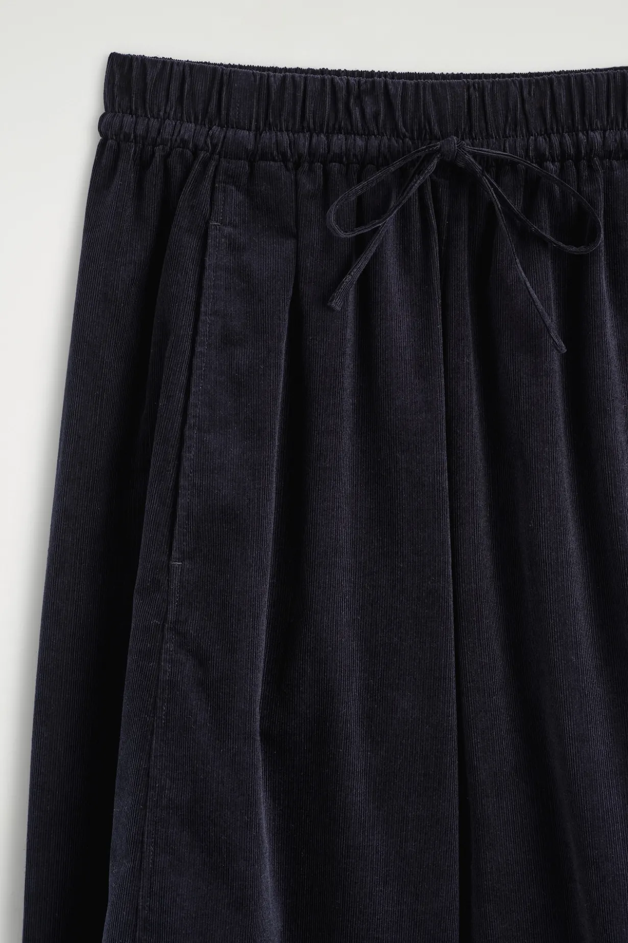 ELASTICATED CORDUROY BARREL-LEG PANTS