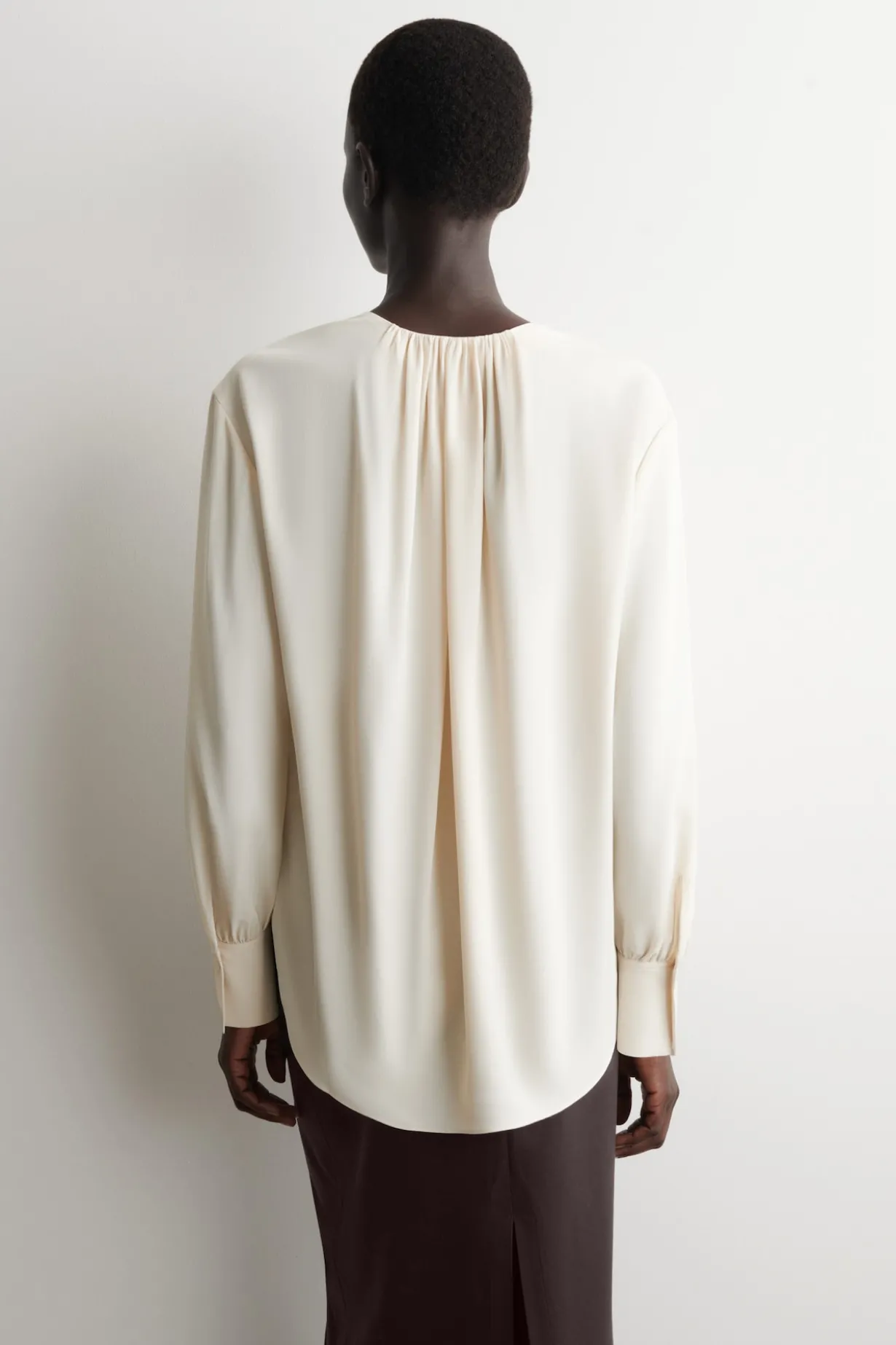 GATHERED V-NECK BLOUSE