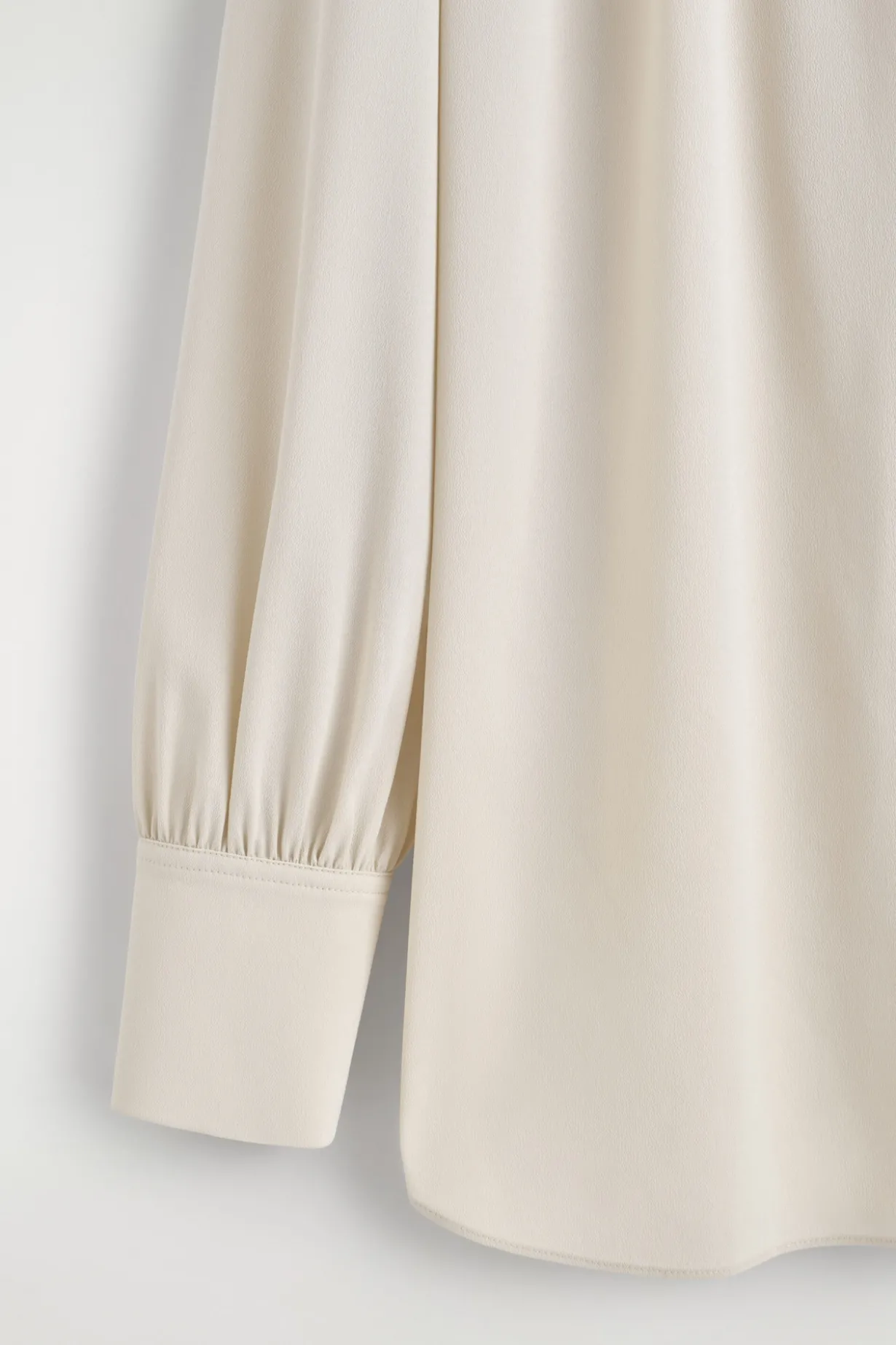 GATHERED V-NECK BLOUSE