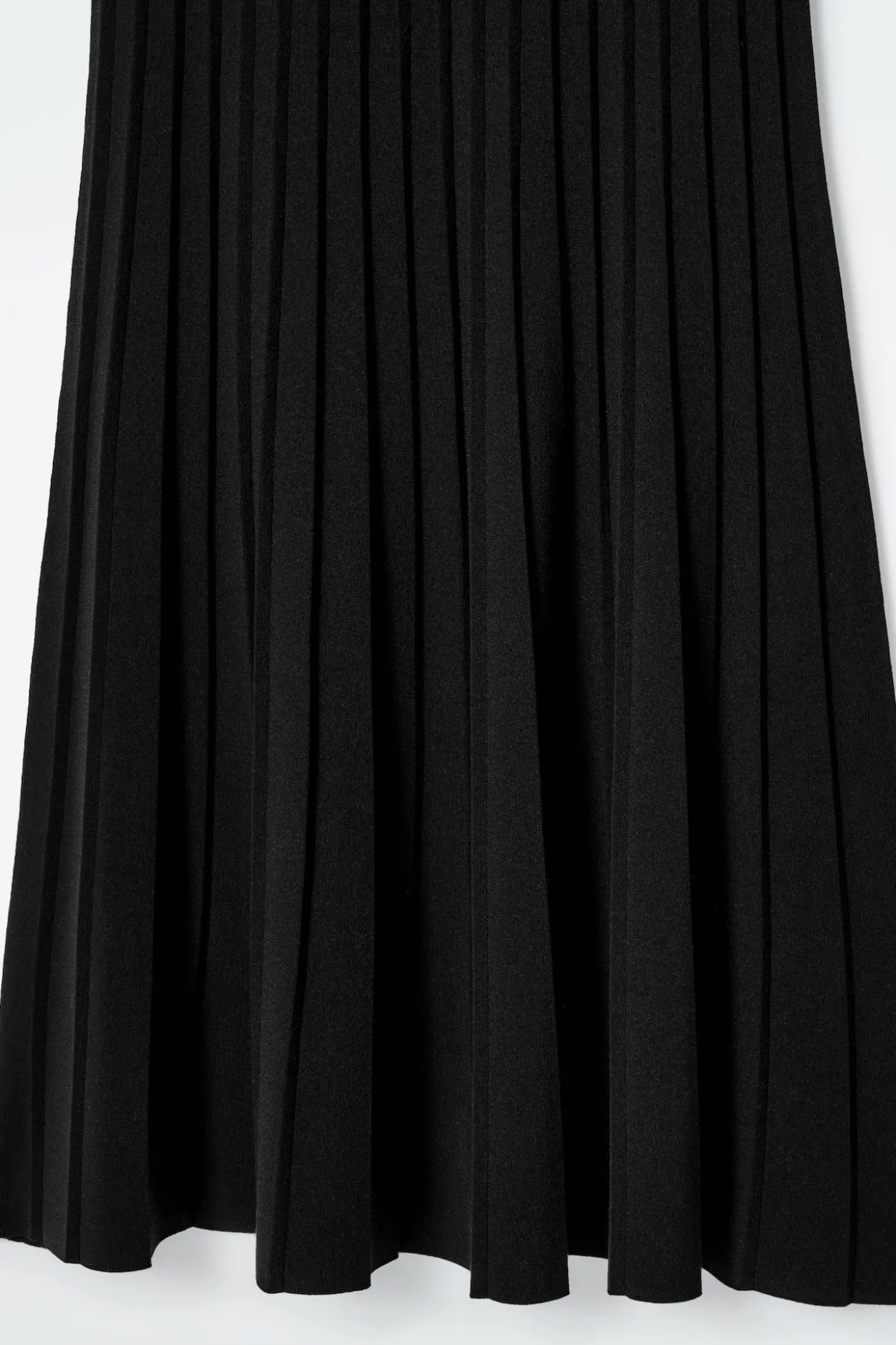 KNITTED PLEATED MAXI DRESS