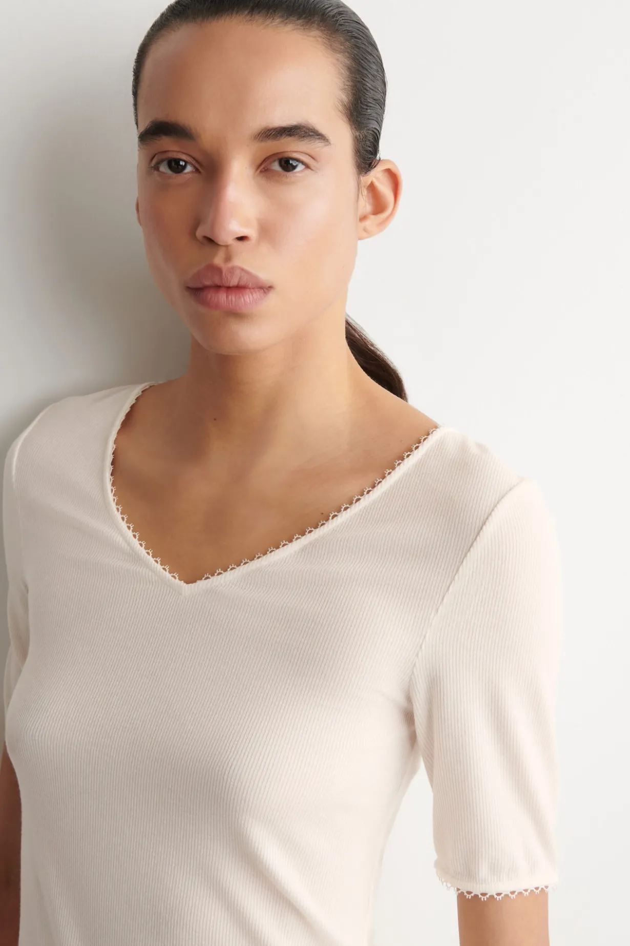 LACE-TRIMMED RIBBED V-NECK T-SHIRT