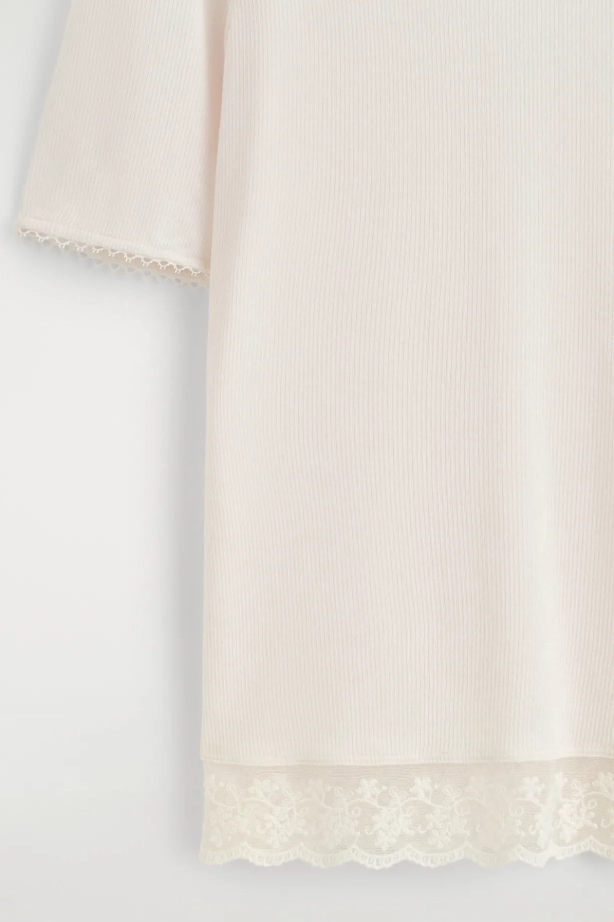 LACE-TRIMMED RIBBED V-NECK T-SHIRT