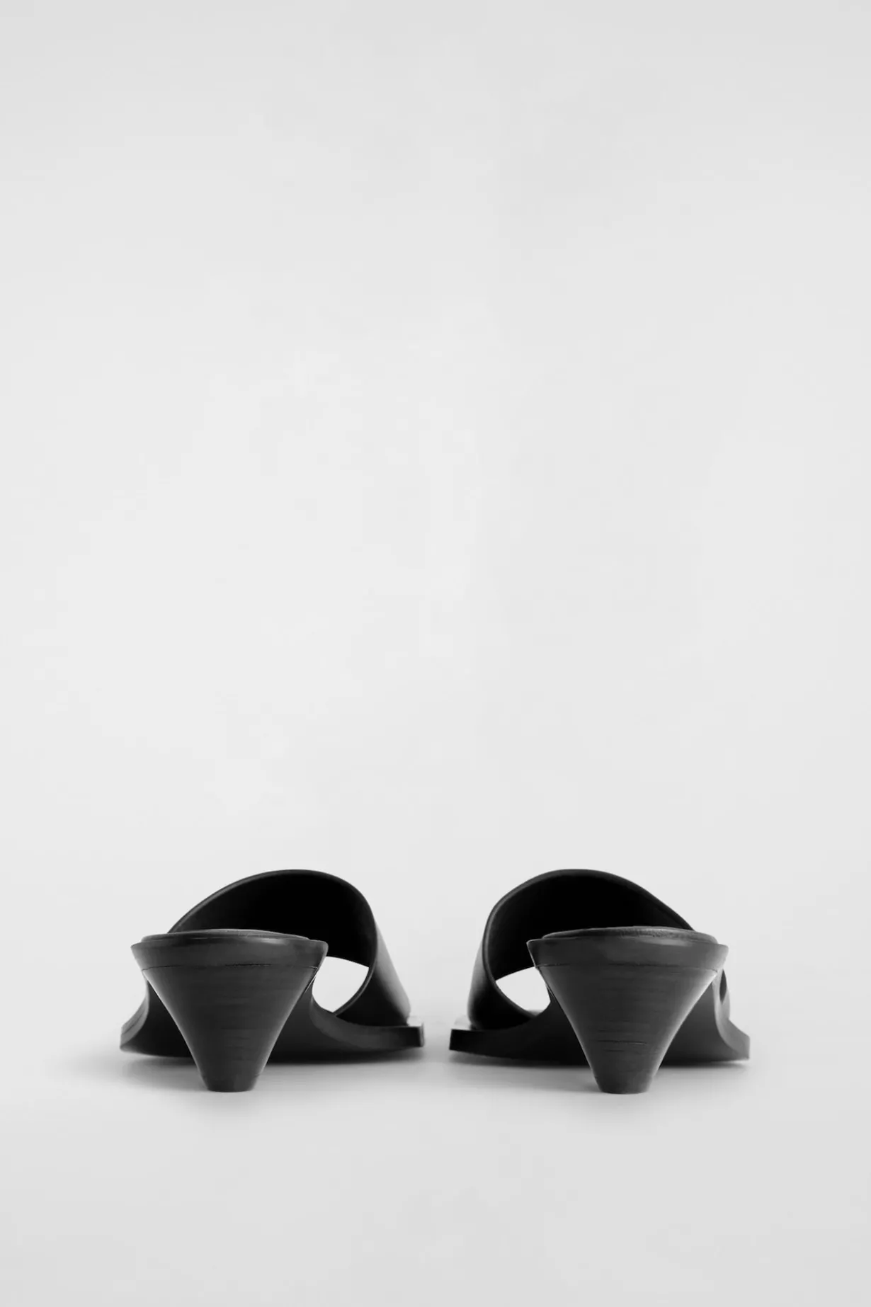 LEATHER KITTEN-HEEL MULES