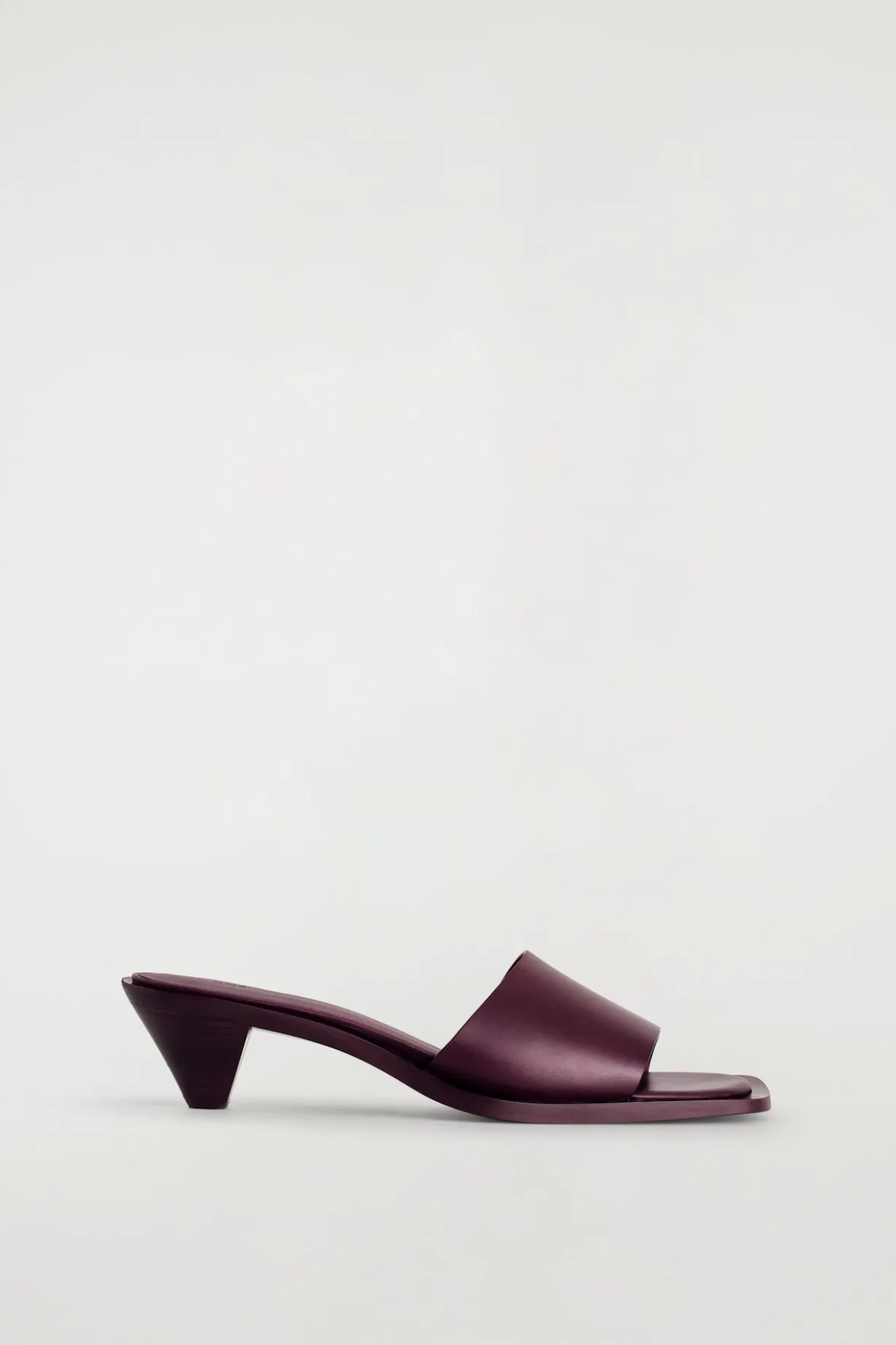 LEATHER KITTEN-HEEL MULES