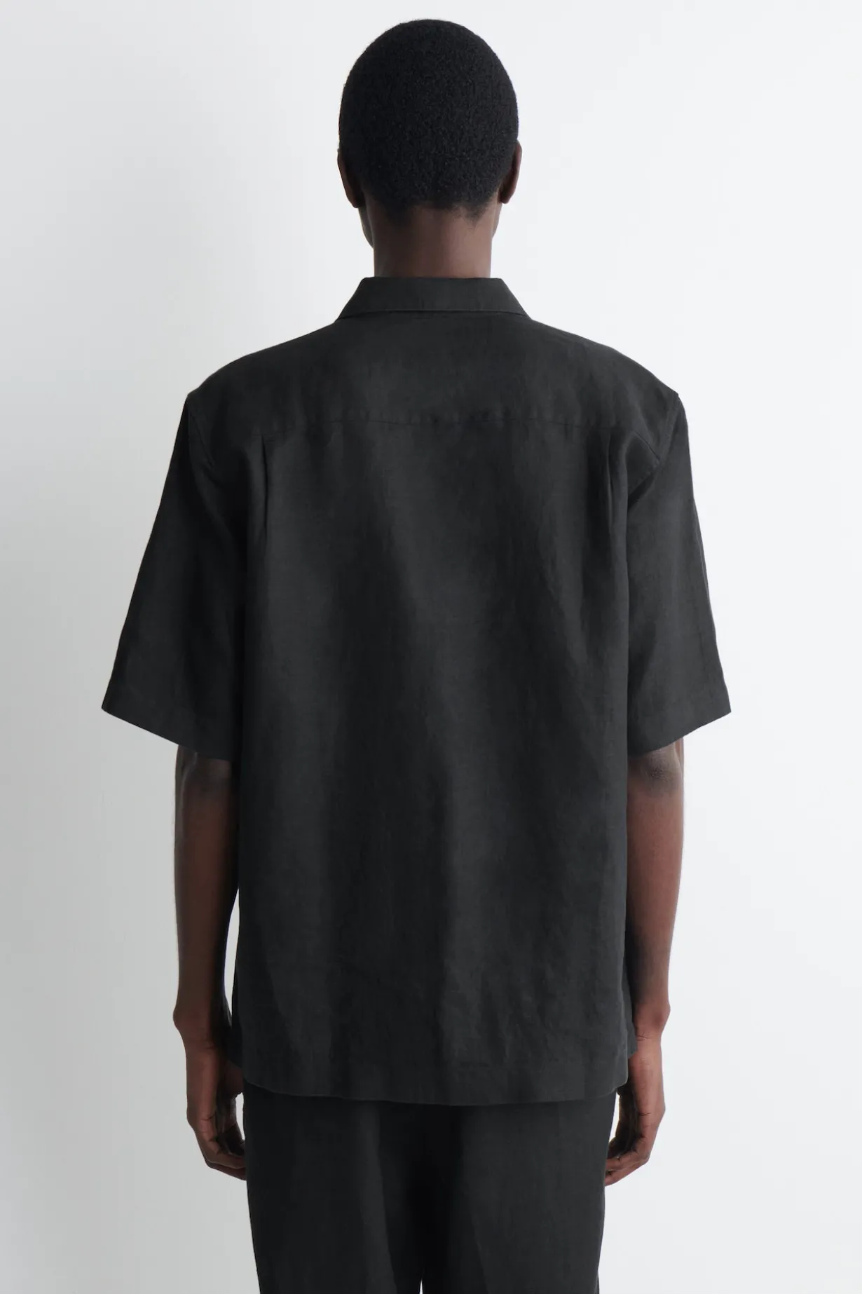 LINEN SHORT-SLEEVED SHIRT