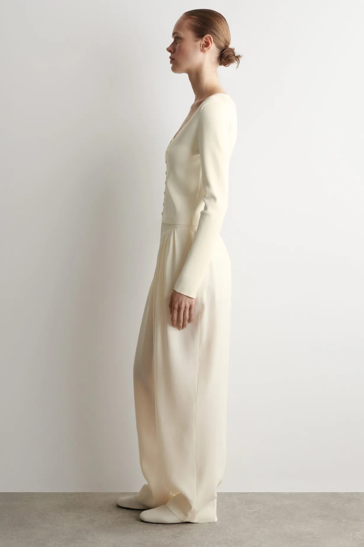 MINIMAL KNITTED V-NECK CARDIGAN