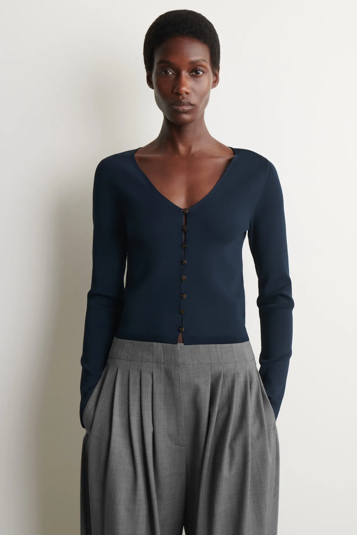 MINIMAL KNITTED V-NECK CARDIGAN
