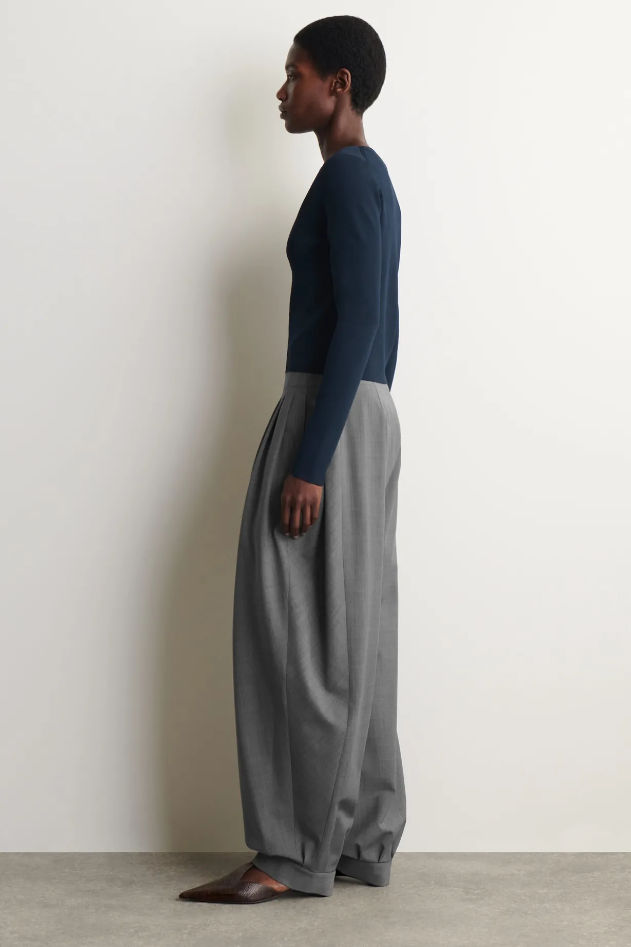 MINIMAL KNITTED V-NECK CARDIGAN