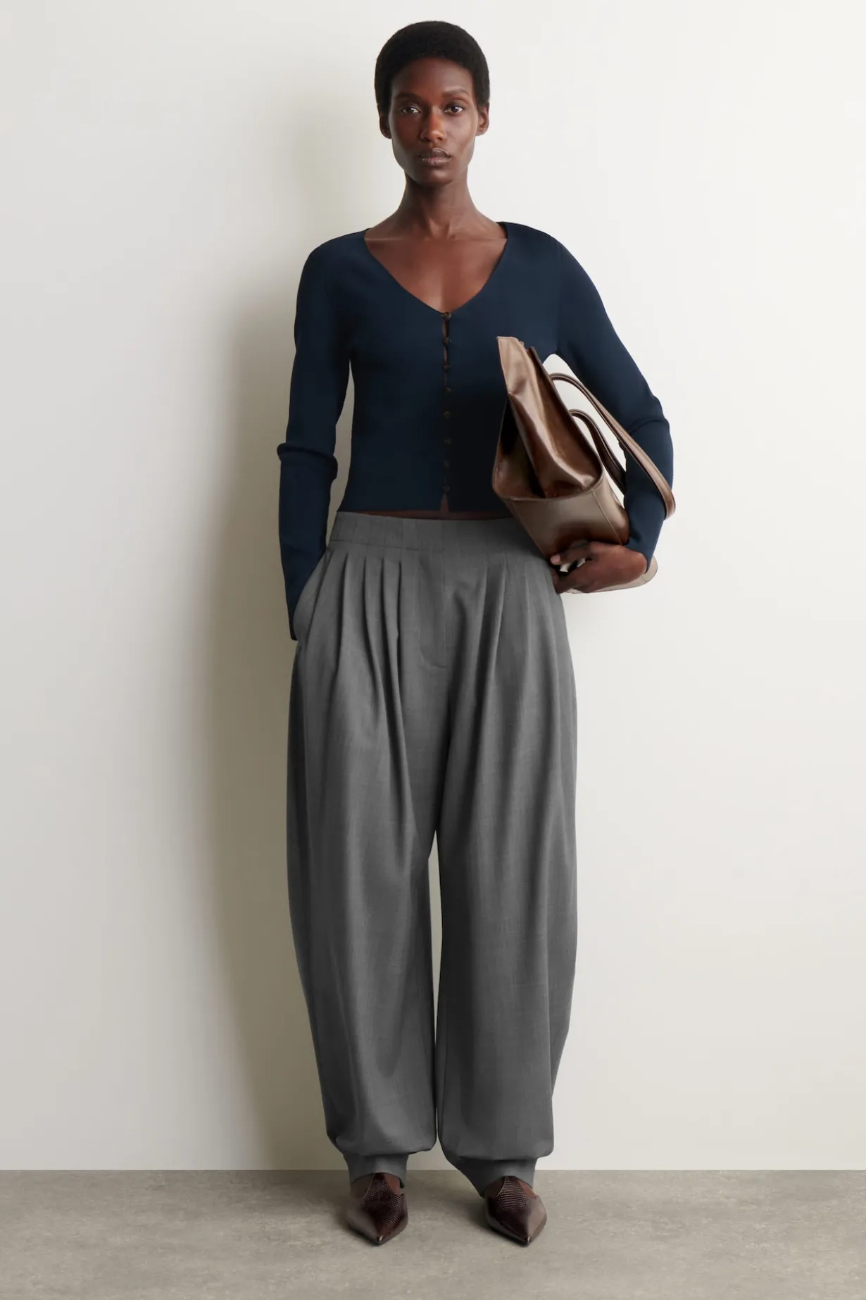 MINIMAL KNITTED V-NECK CARDIGAN
