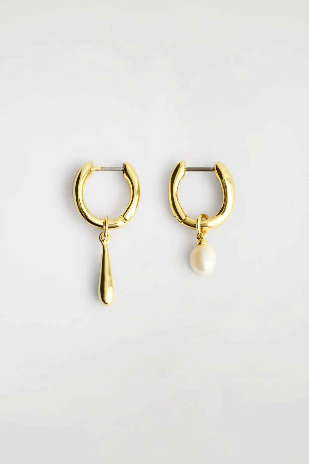 MISMATCHED TEARDROP PEARL HOOP EARRINGS