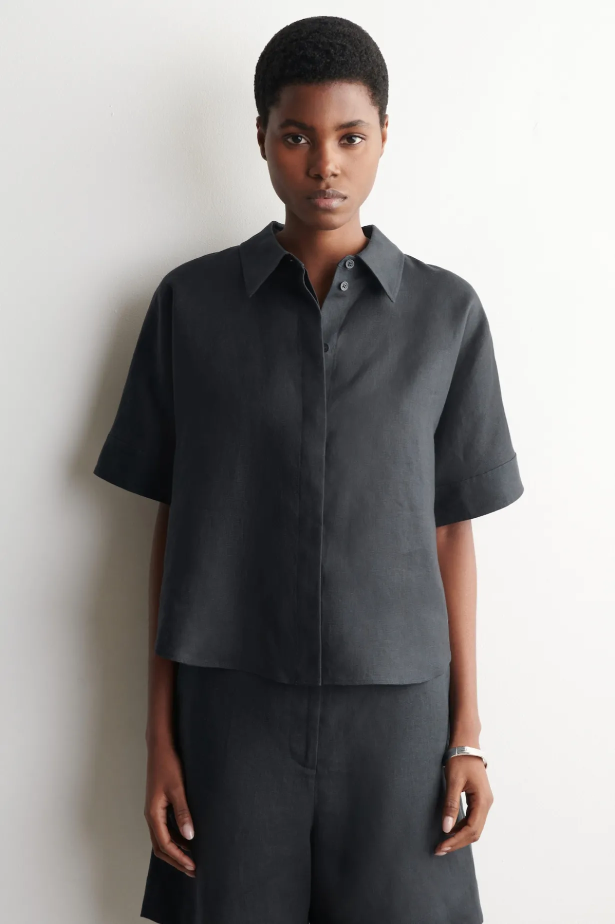 OVERSIZED SHORT-SLEEVED LINEN SHIRT