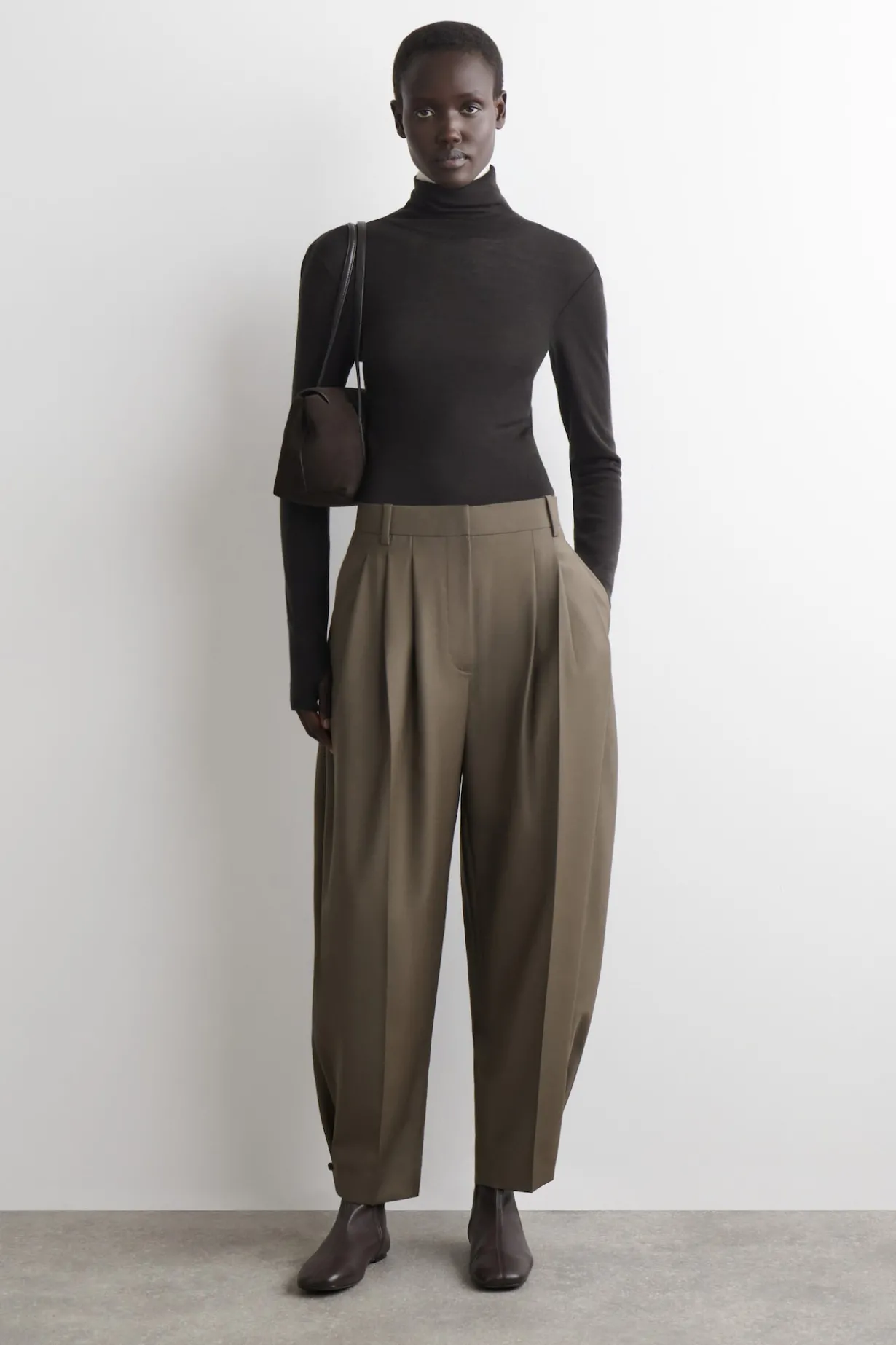 PLEATED BARREL-LEG WOOL PANTS
