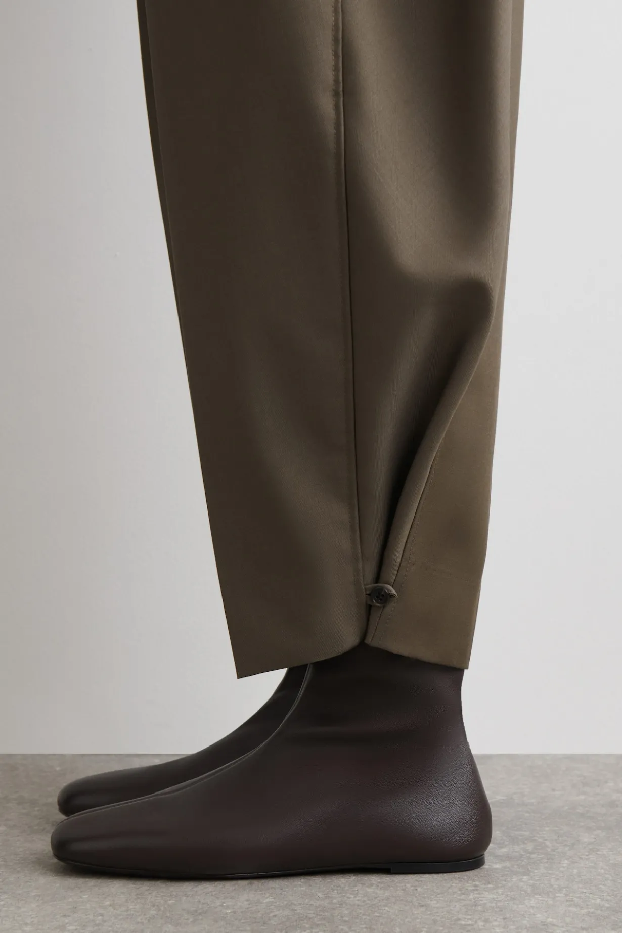 PLEATED BARREL-LEG WOOL PANTS