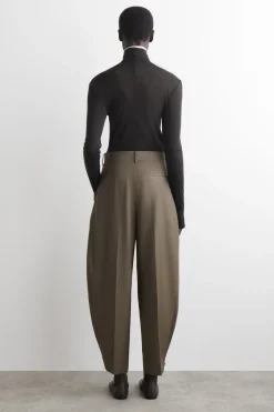 PLEATED BARREL-LEG WOOL PANTS