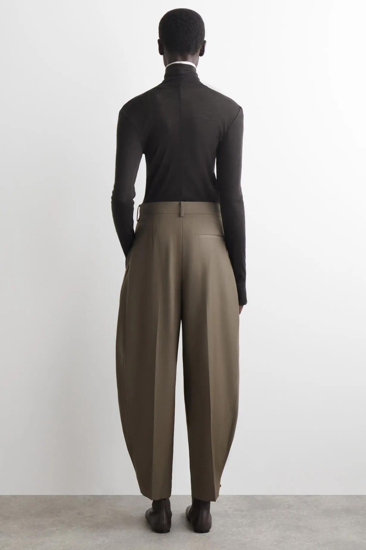 PLEATED BARREL-LEG WOOL PANTS