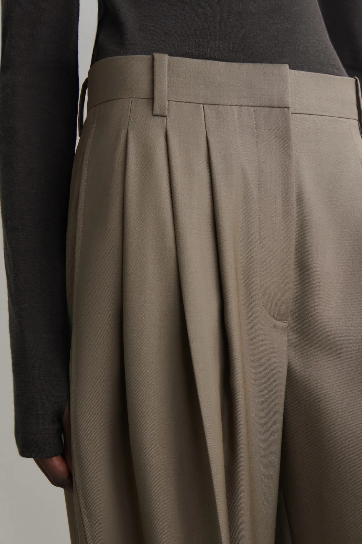 PLEATED BARREL-LEG WOOL PANTS
