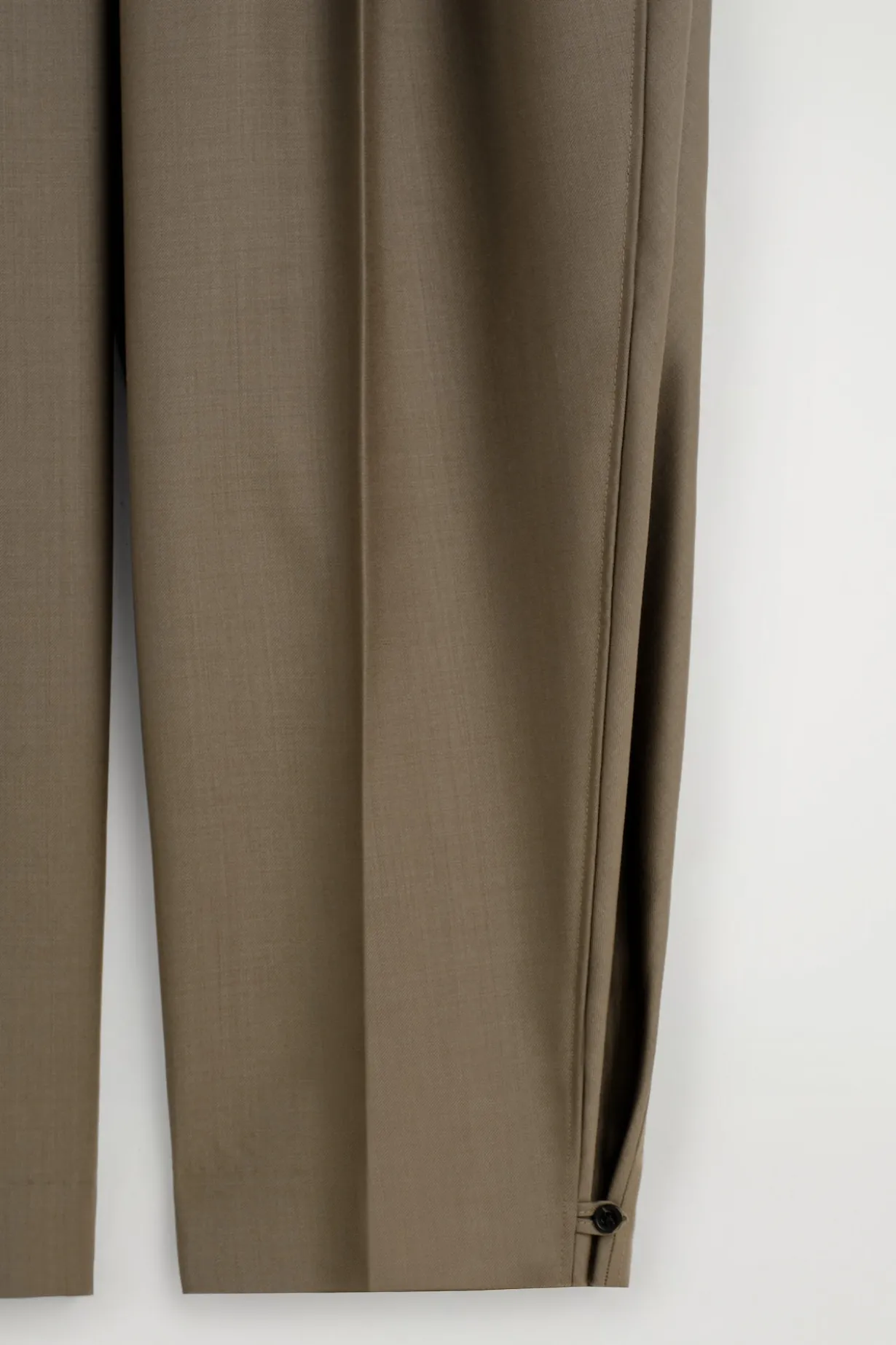 PLEATED BARREL-LEG WOOL PANTS
