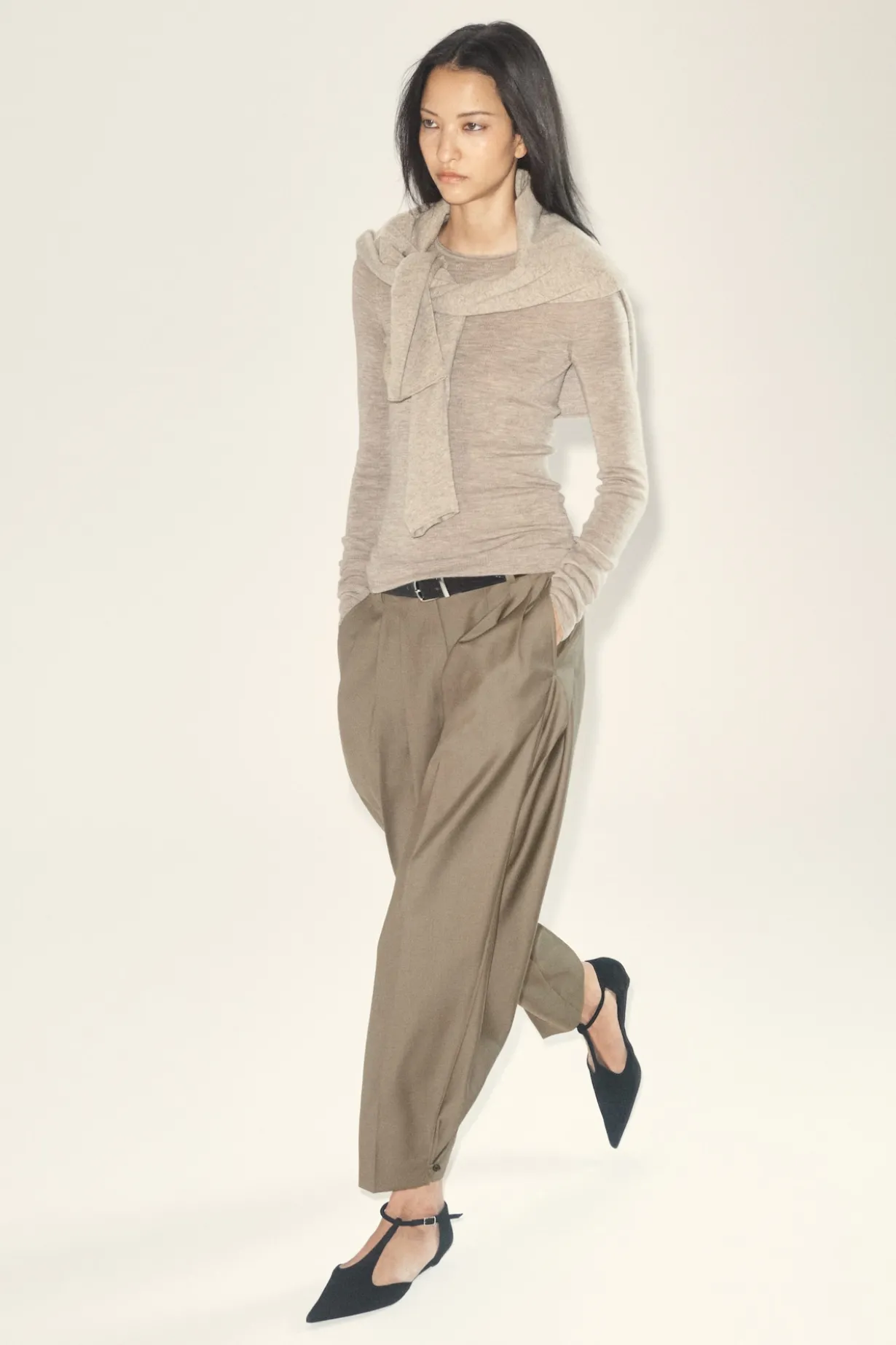 PLEATED BARREL-LEG WOOL PANTS