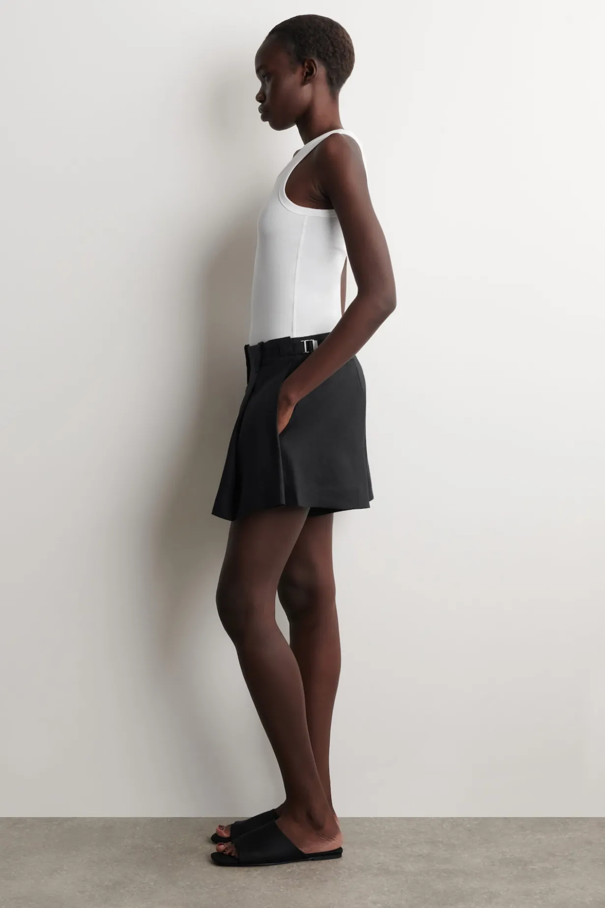 PLEATED BELTED LINEN SHORTS