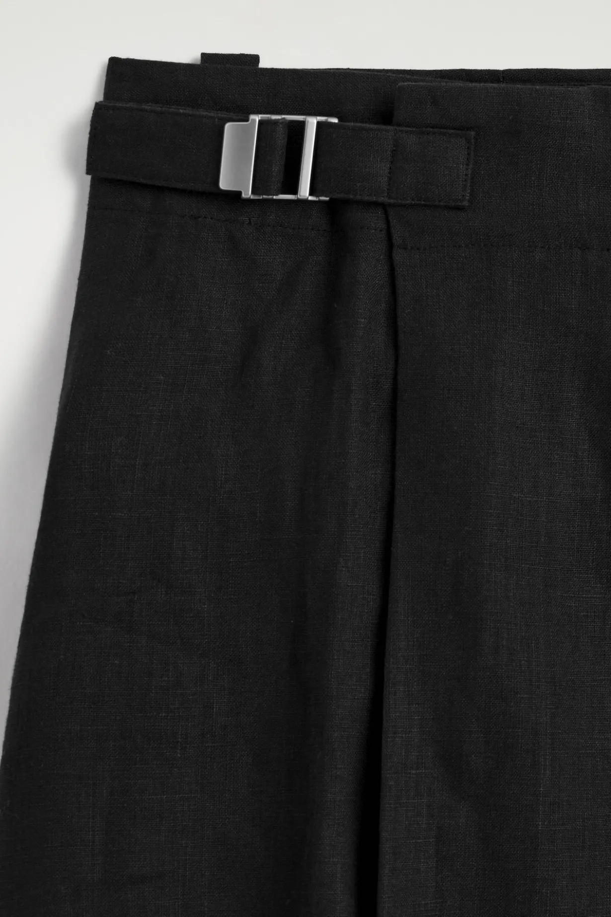 PLEATED BELTED LINEN SHORTS