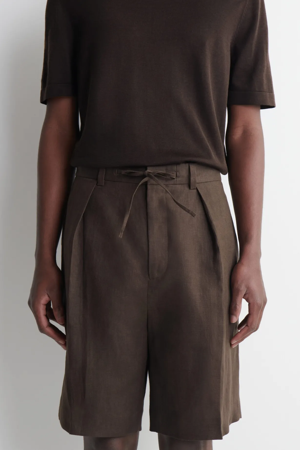PLEATED LINEN DRAWSTRING SHORTS