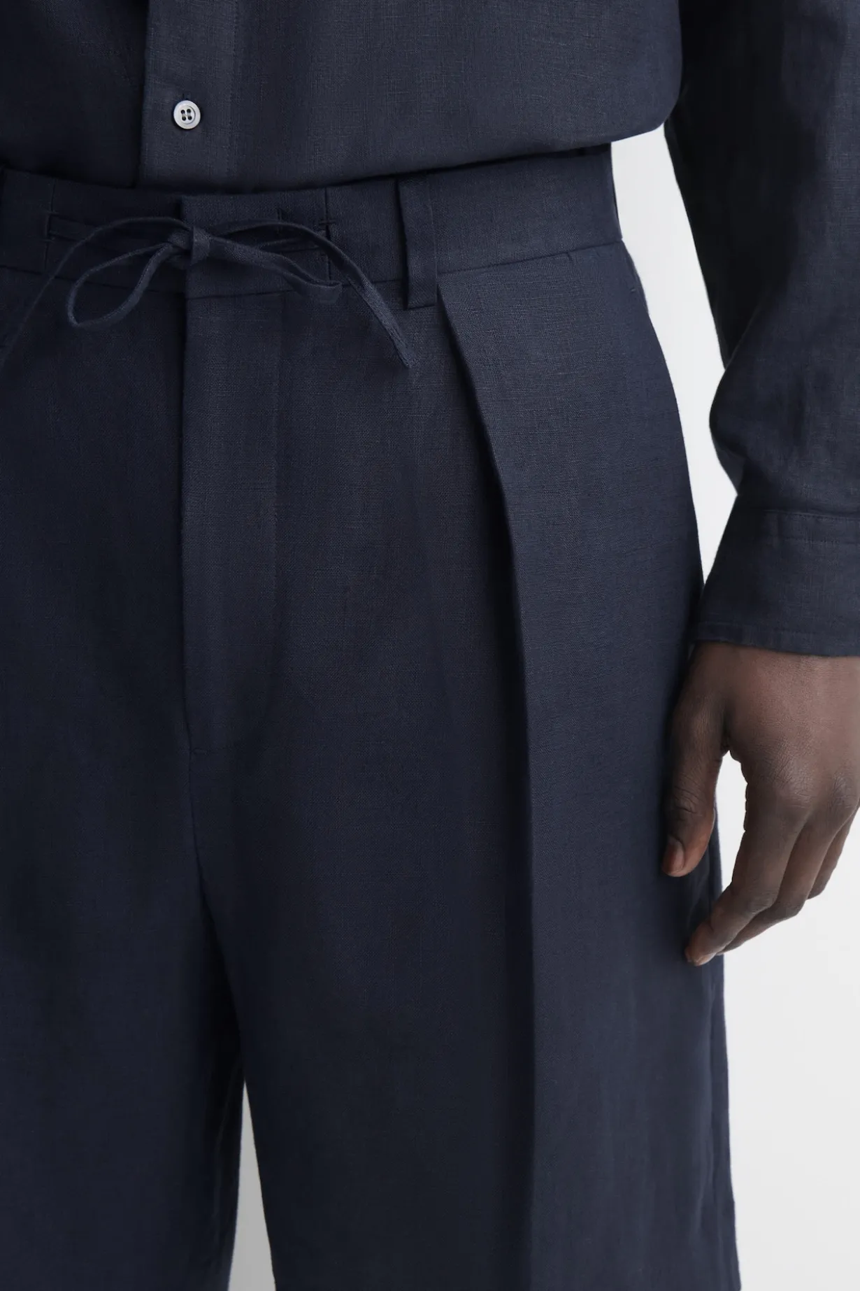 PLEATED LINEN DRAWSTRING SHORTS