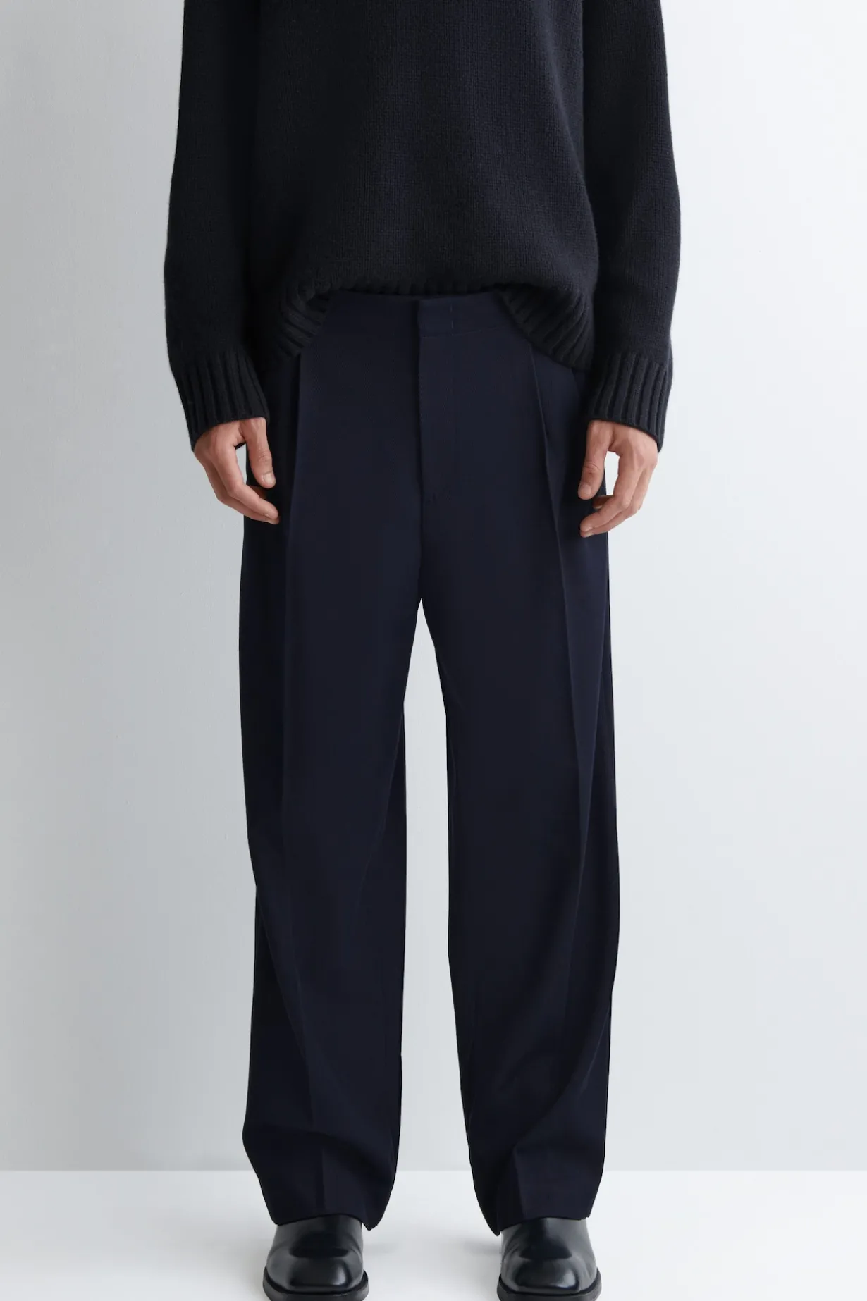 PLEATED RELAXED-FIT STRAIGHT-LEG TROUSERS