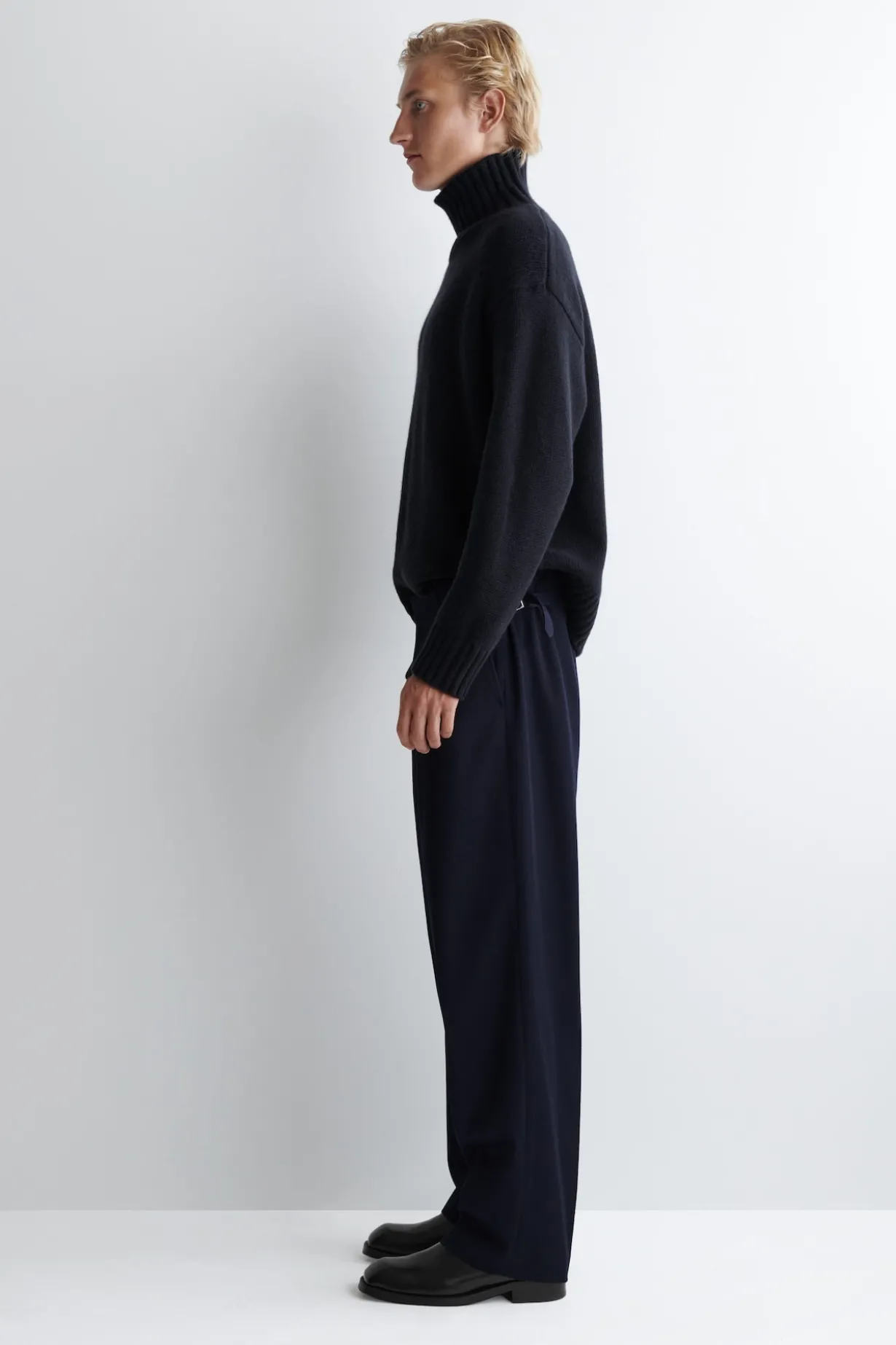 PLEATED RELAXED-FIT STRAIGHT-LEG TROUSERS