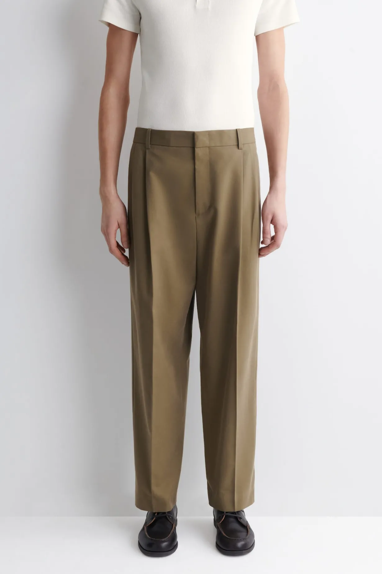 PLEATED RELAXED-FIT TAPERED PANTS