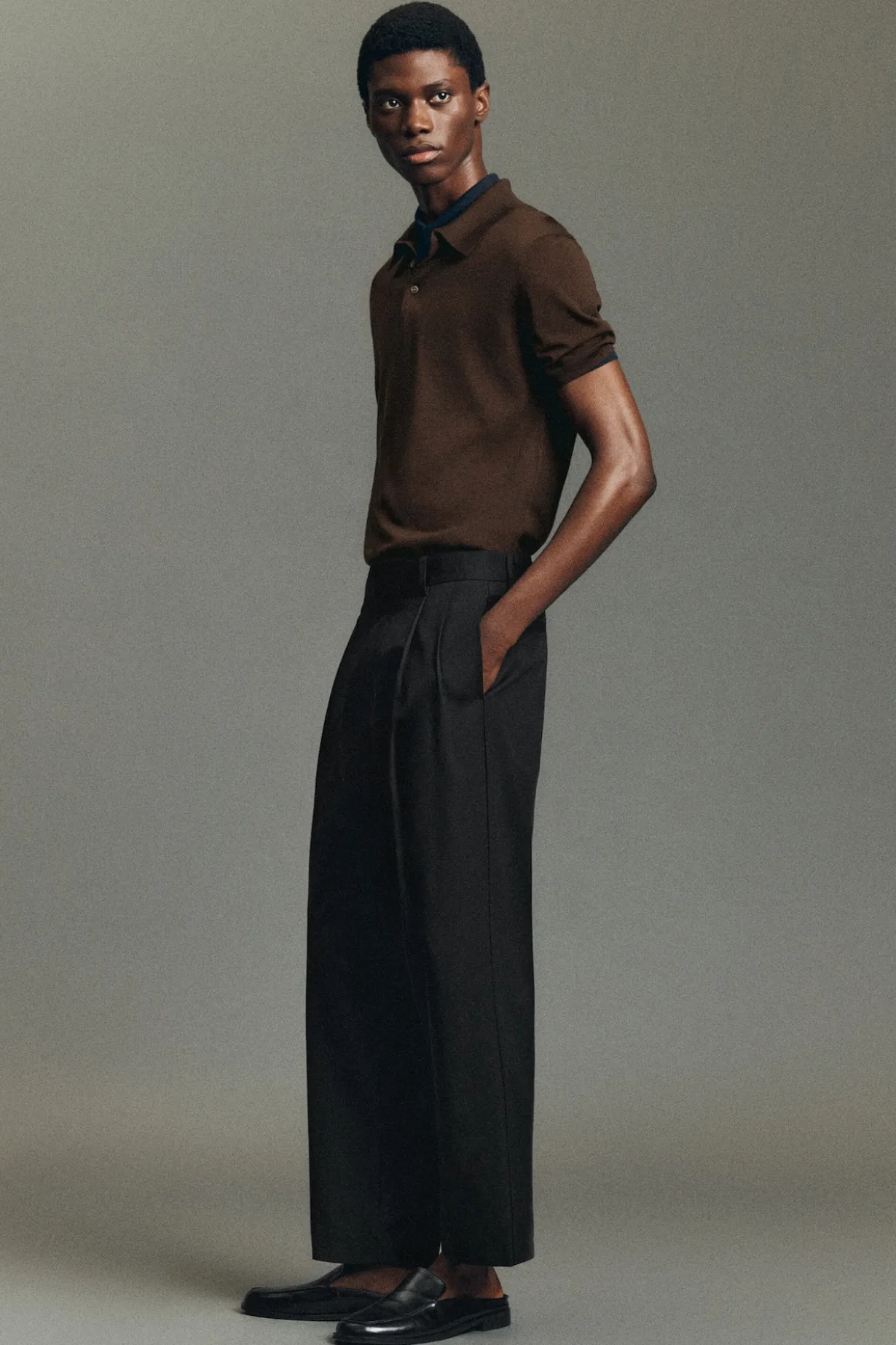 PLEATED RELAXED-FIT TAPERED PANTS