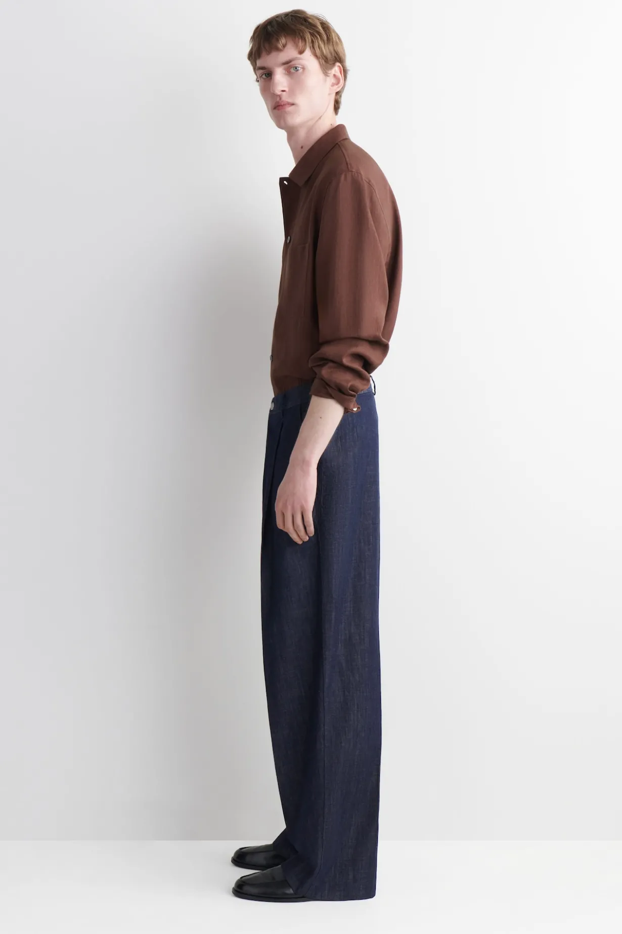 PLEATED WIDE-LEG DENIM PANTS