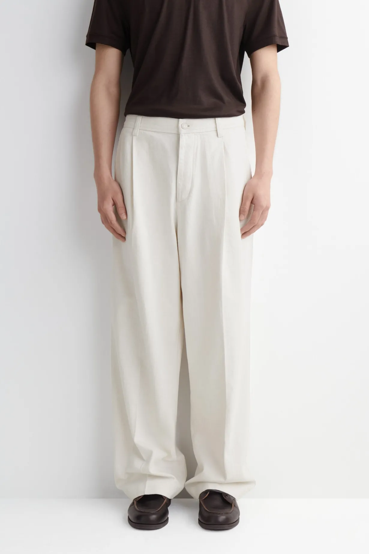 PLEATED WIDE-LEG DENIM PANTS