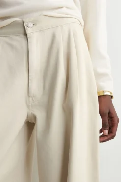 PLEATED WIDE-LEG DENIM PANTS