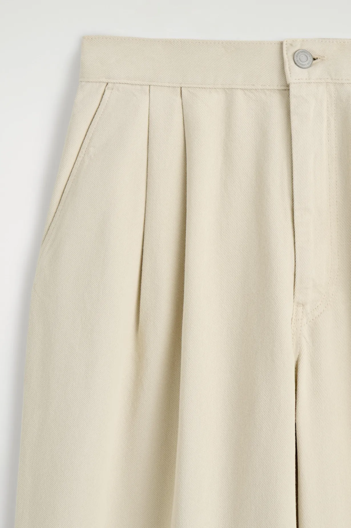 PLEATED WIDE-LEG DENIM PANTS