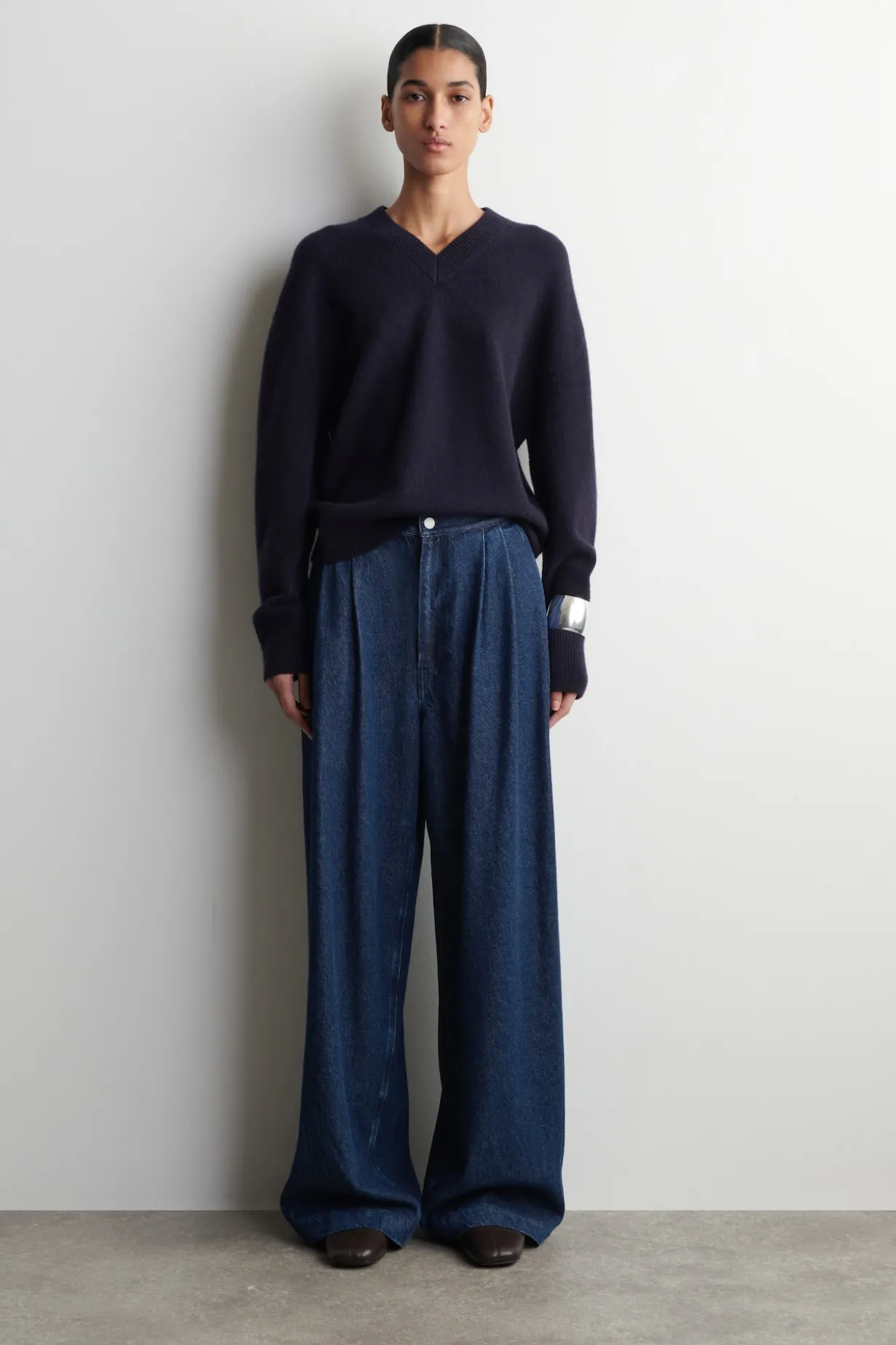 PLEATED WIDE-LEG DENIM PANTS