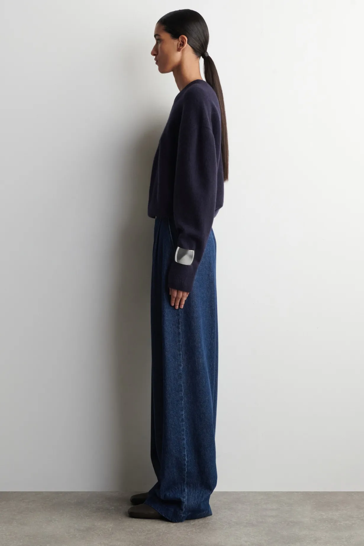 PLEATED WIDE-LEG DENIM PANTS
